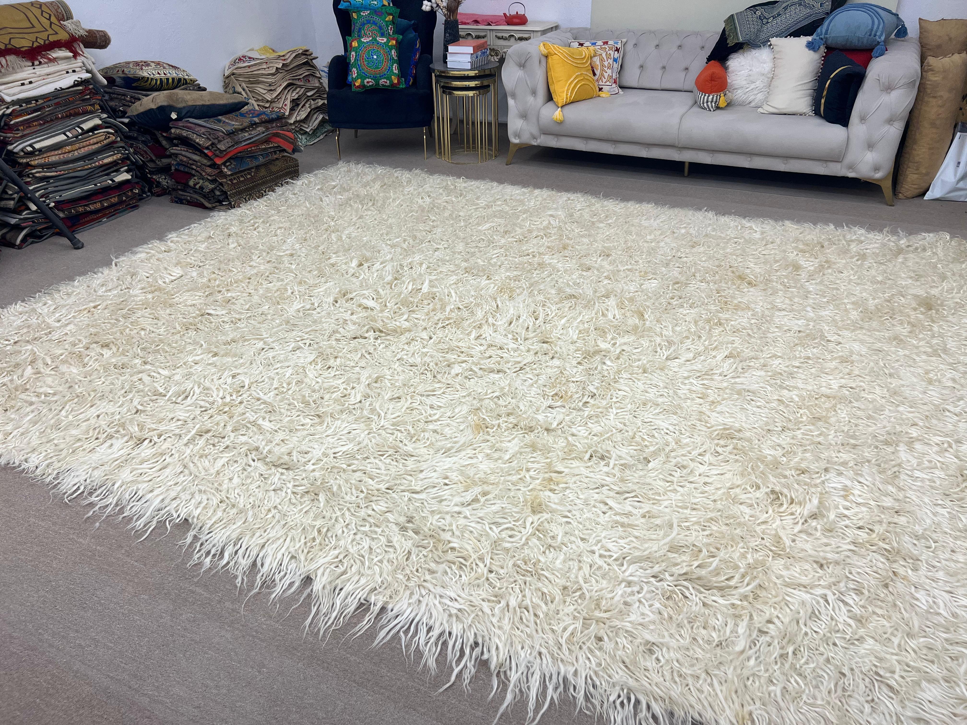 Shag Pile Mohair-Teppich. Hergestellt aus natürlicher, ungefärbter Mohairwolle. Benutzerdefinierte Optionen sind verfügbar. im Angebot 4