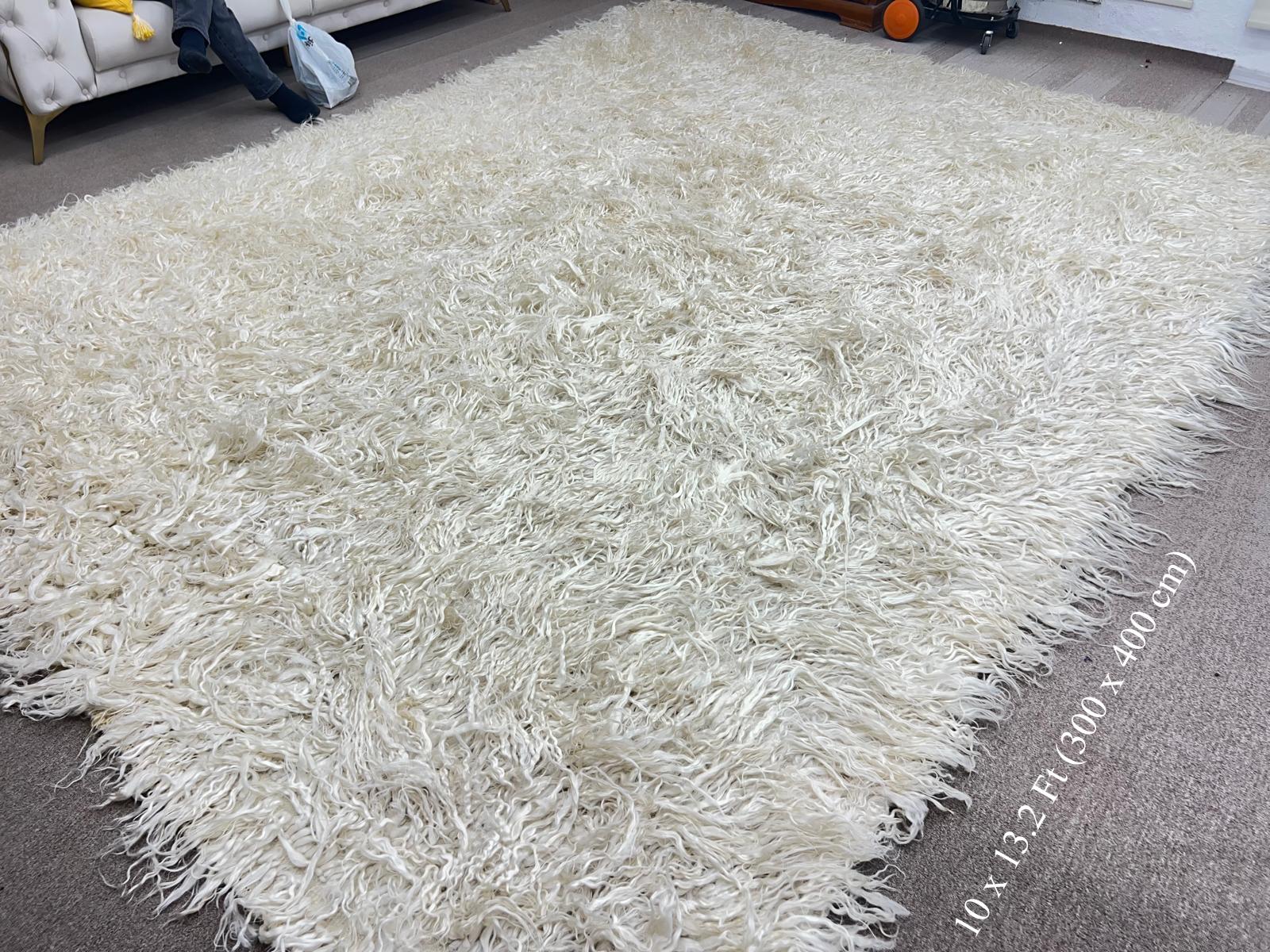 Shag Pile Mohair-Teppich. Hergestellt aus natürlicher, ungefärbter Mohairwolle. Benutzerdefinierte Optionen sind verfügbar. im Angebot 3