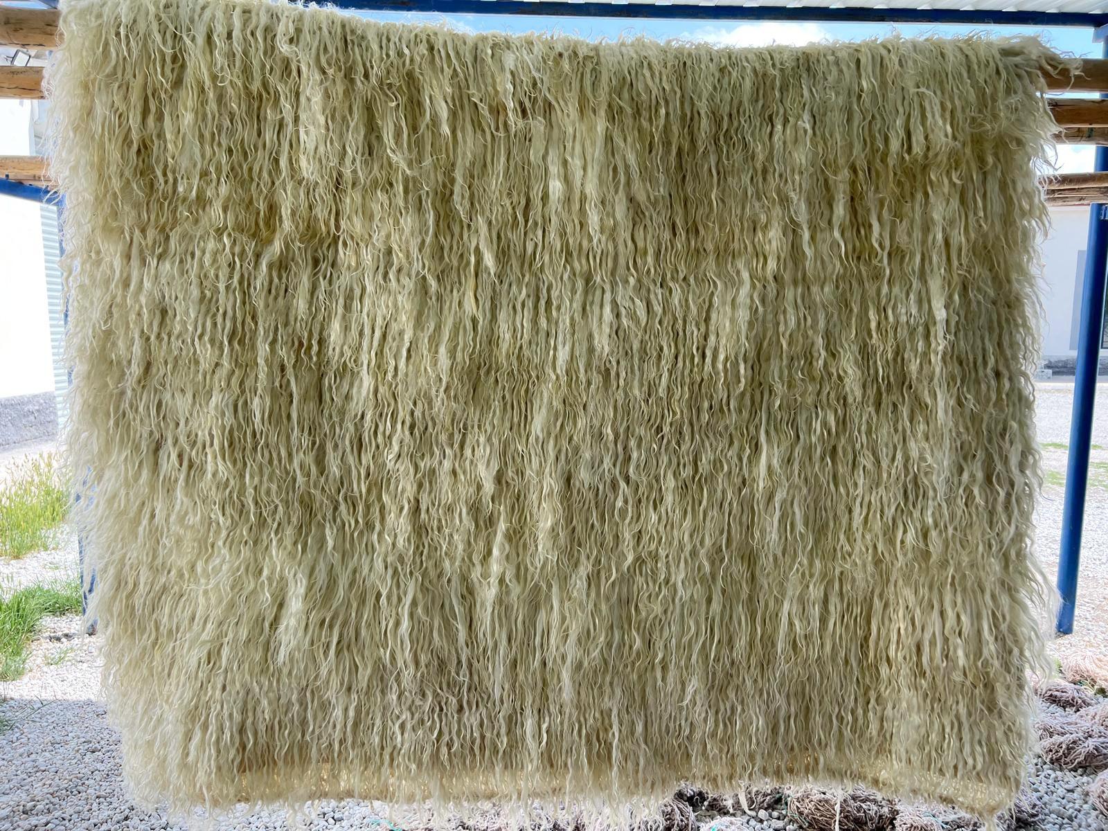 Alfombra Shag Pile Mohair. De lana de mohair natural sin teñir. Opciones personalizadas disponibles. Siglo XXI y contemporáneo en venta