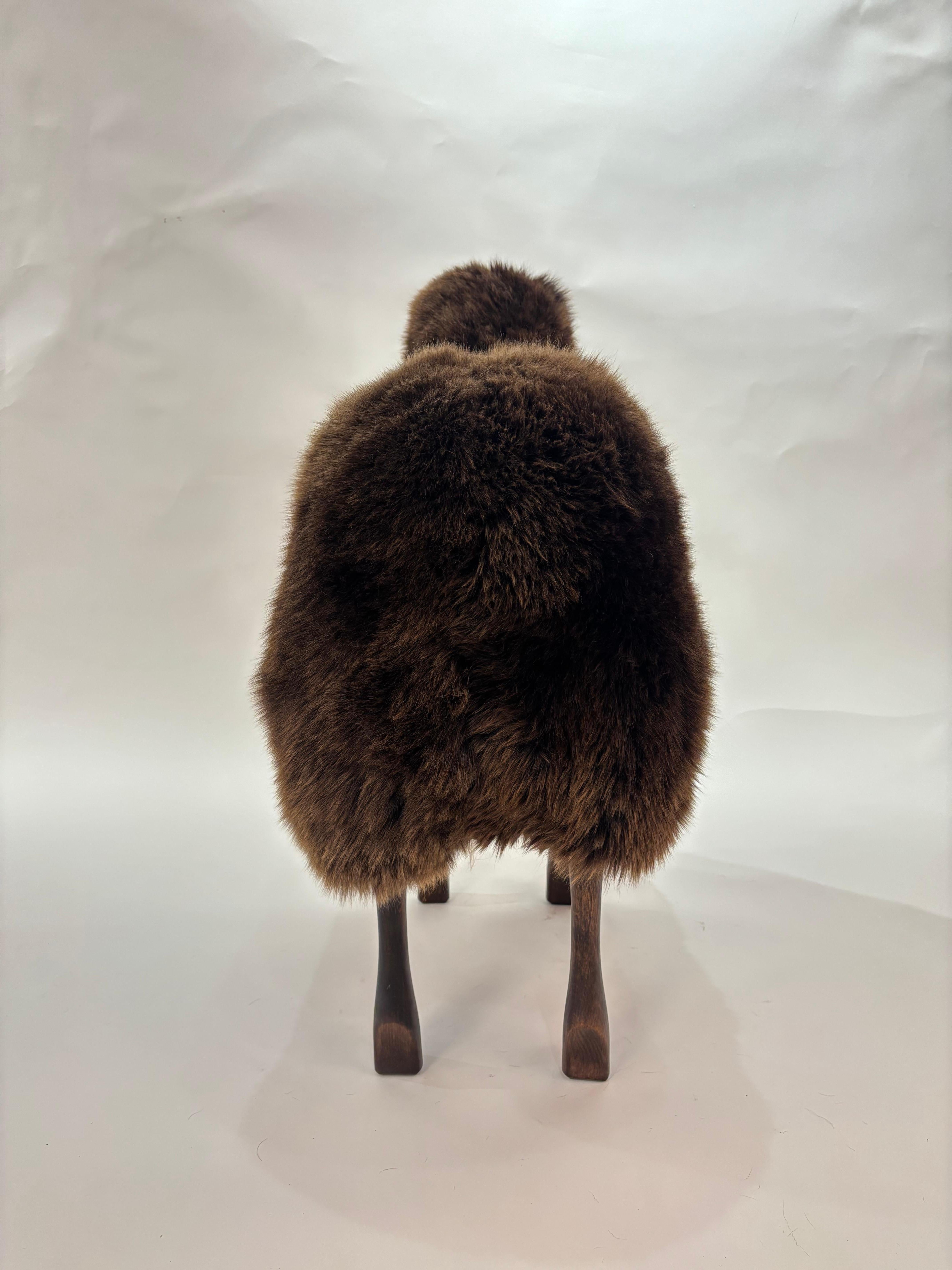 Fait main Handmade sheep in brown fur and teak wood by Hans Peter Krafft, Meier Germany. en vente