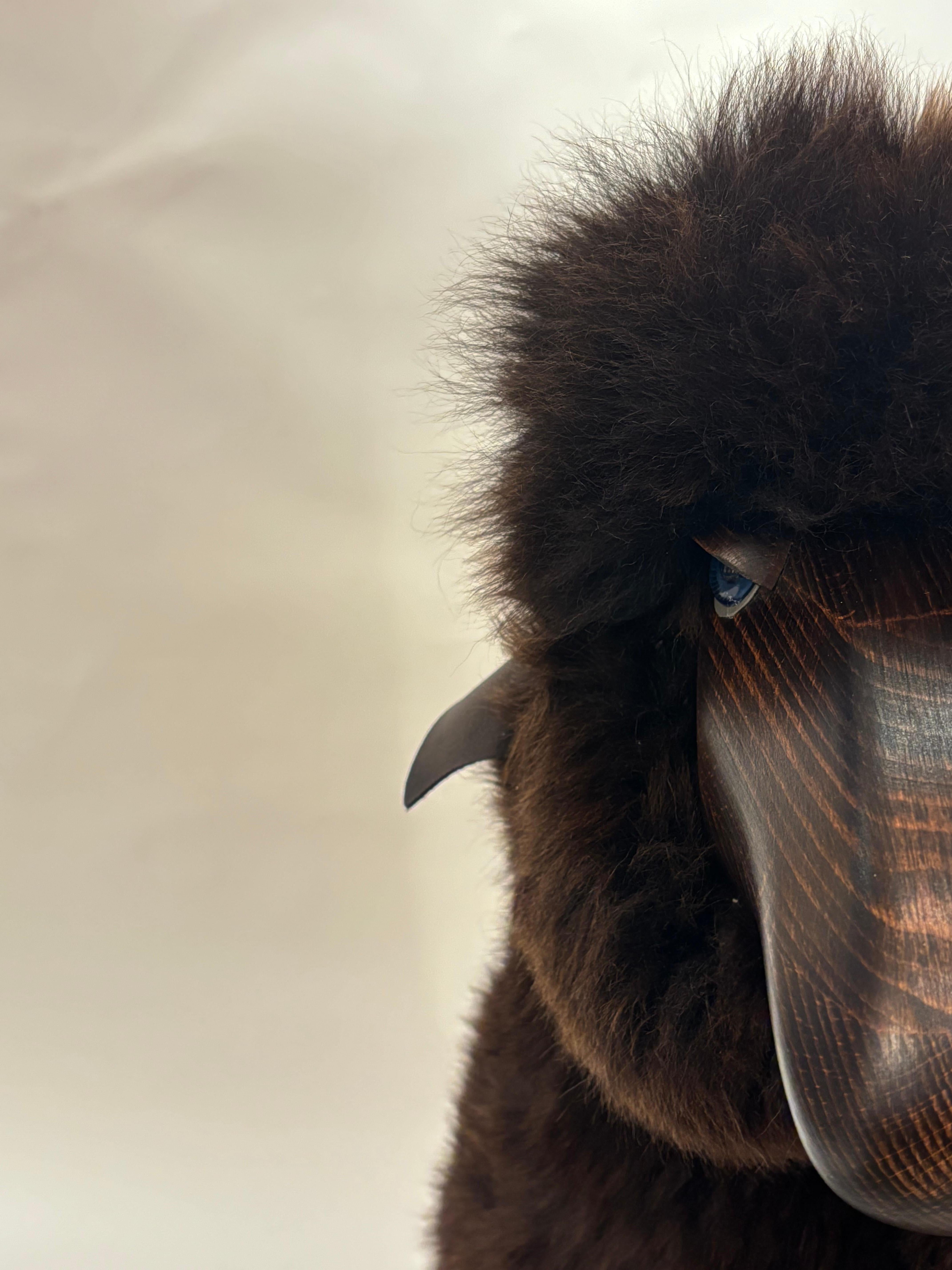 Handmade sheep in brown fur and teak wood by Hans Peter Krafft, Meier Germany. Bon état - En vente à Renens, CH