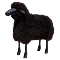 Handgefertigtes Schaf aus gelocktem braunem Fell von Hans-Peter Krafft, Meier Deutschland. 