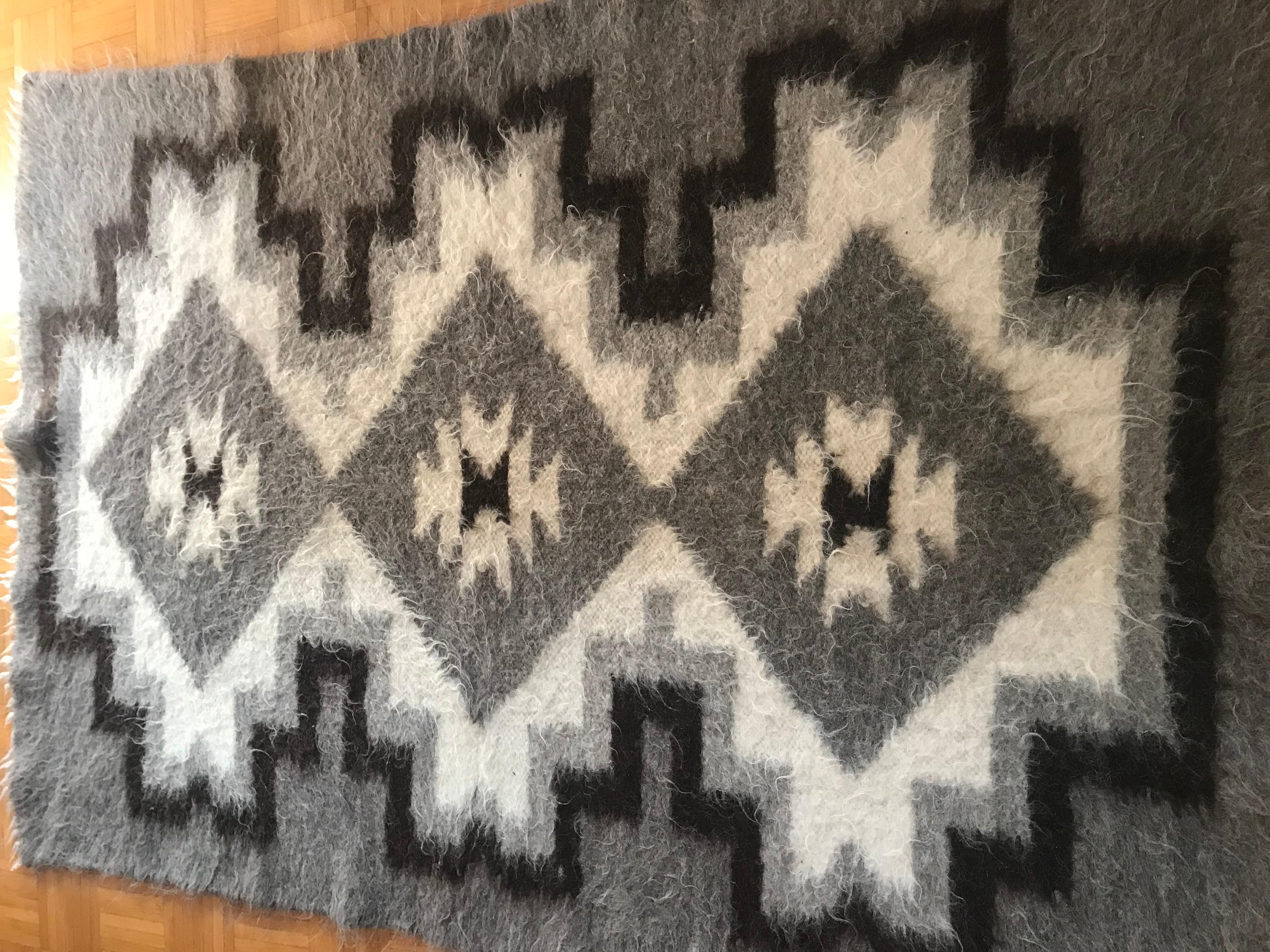  Sheep Wool Rug Throw Carpet Log Cabin In Good Condition For Sale In Boca Raton, FL