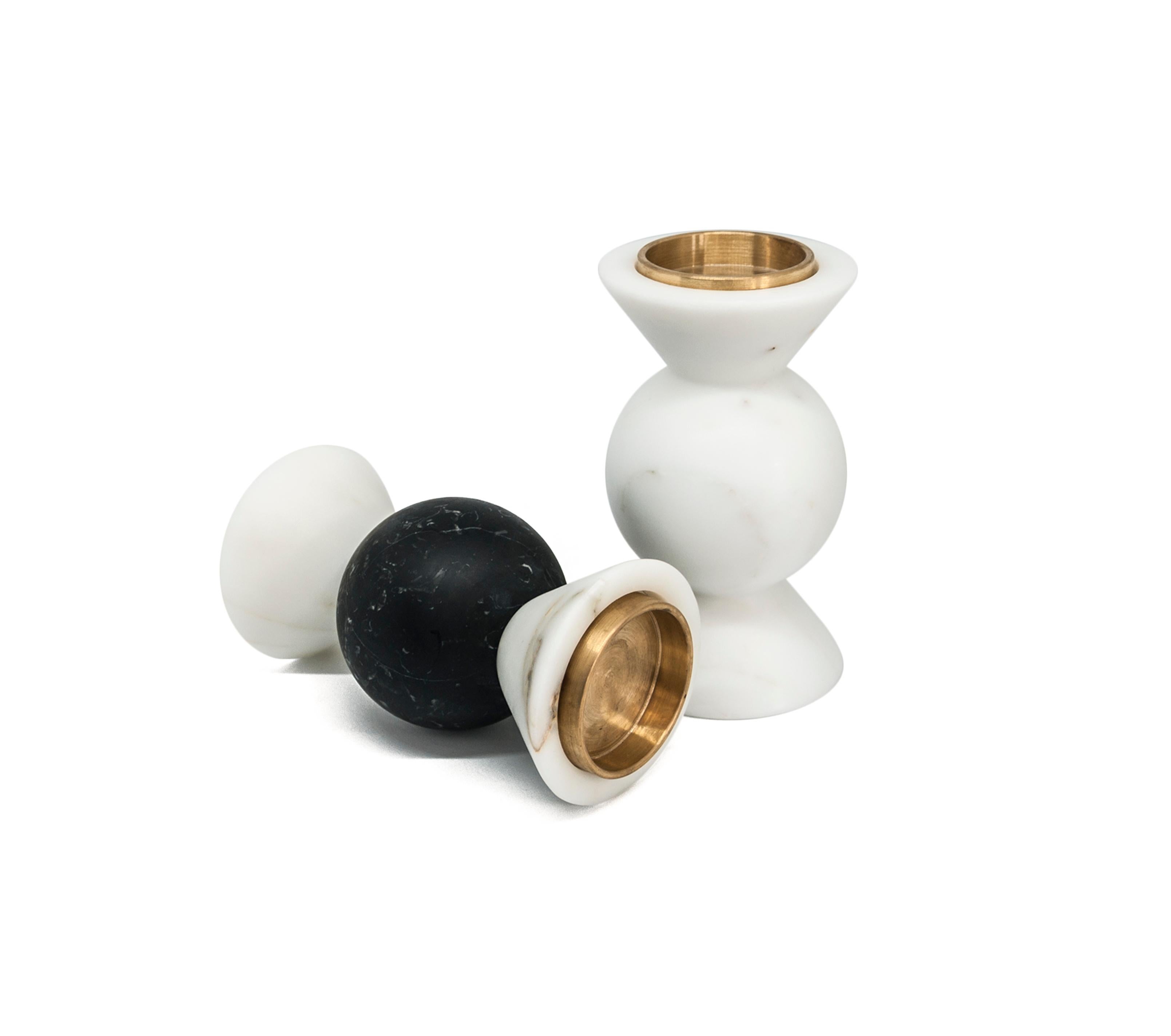 Handgefertigter kurzer, runder, zweifarbiger Kerzenhalter aus Carrara- und Marquina-Marmor (Italienisch) im Angebot