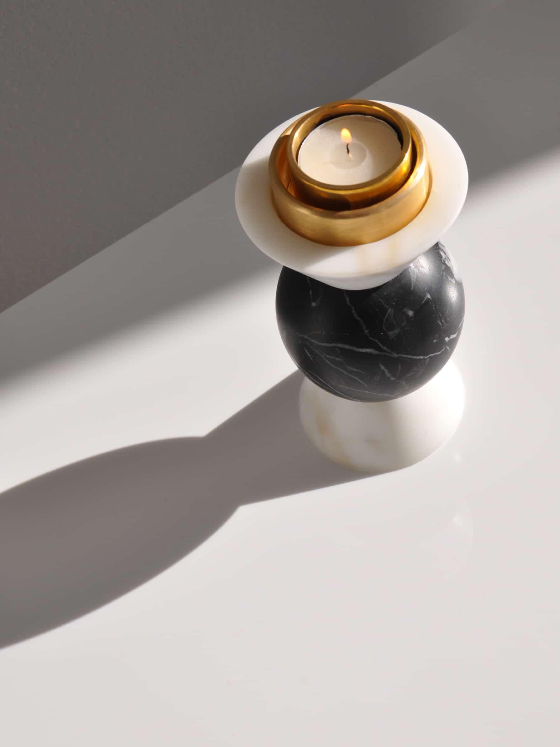 Handgefertigter kurzer, runder, zweifarbiger Kerzenhalter aus Carrara- und Marquina-Marmor (21. Jahrhundert und zeitgenössisch) im Angebot