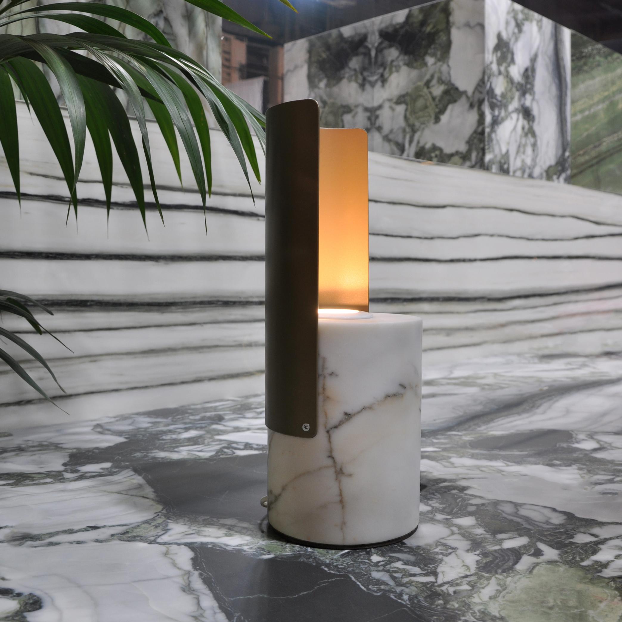Short table lamp in metal and in satin black Marquina or Paonazzo marble in collaboration with Dainelli Studio. 

Inspired by the world of sailing, a familiar theme in Versilia, where sea and mountain provide an endless array of sources of