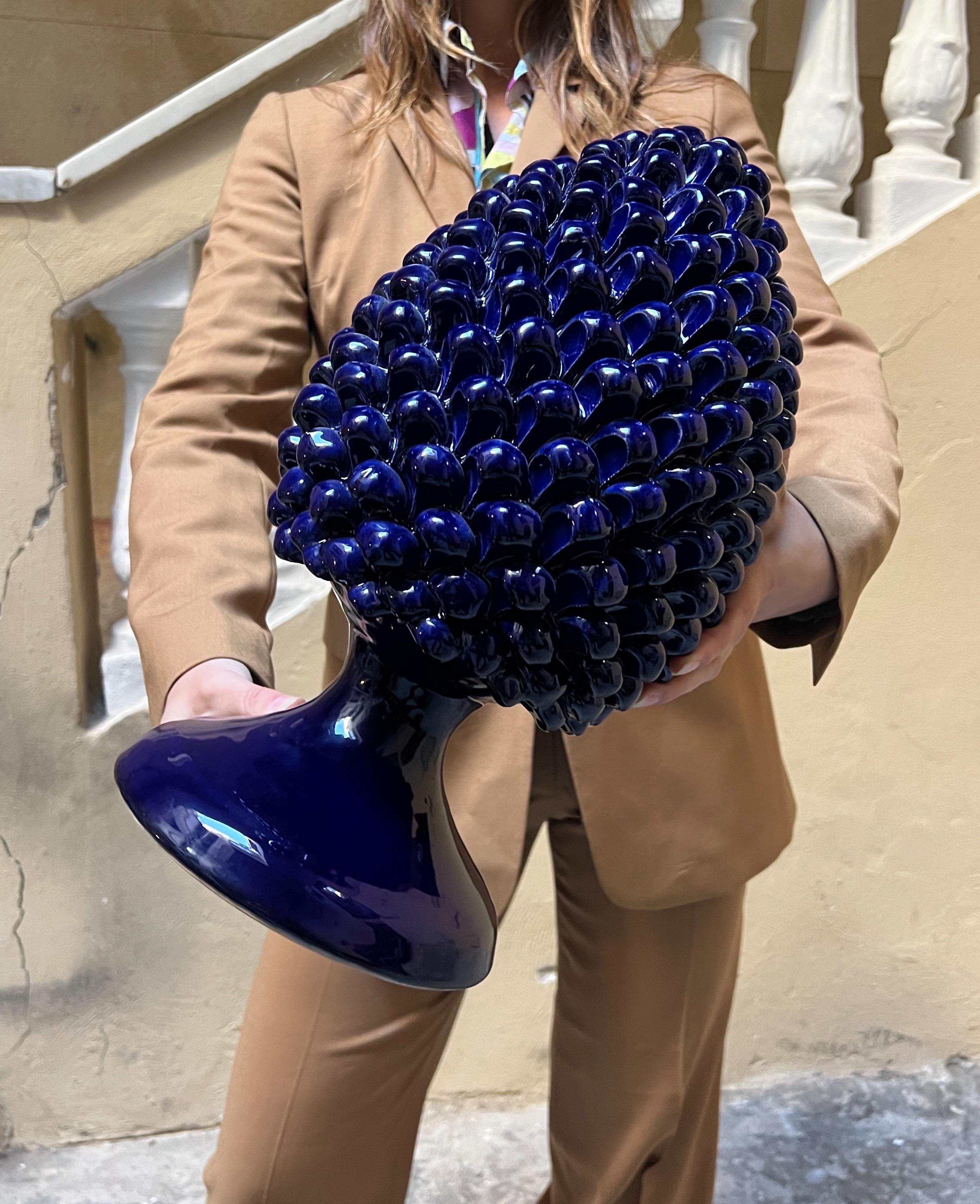 Diese exquisite handgefertigte sizilianische Keramik-Piniennuss ist ein zeitloses Symbol für Wohlstand, Glück und mediterranes Erbe. Jedes Stück wird von geschickten Handwerkern in Sizilien gefertigt und sorgfältig geformt und glasiert, um die