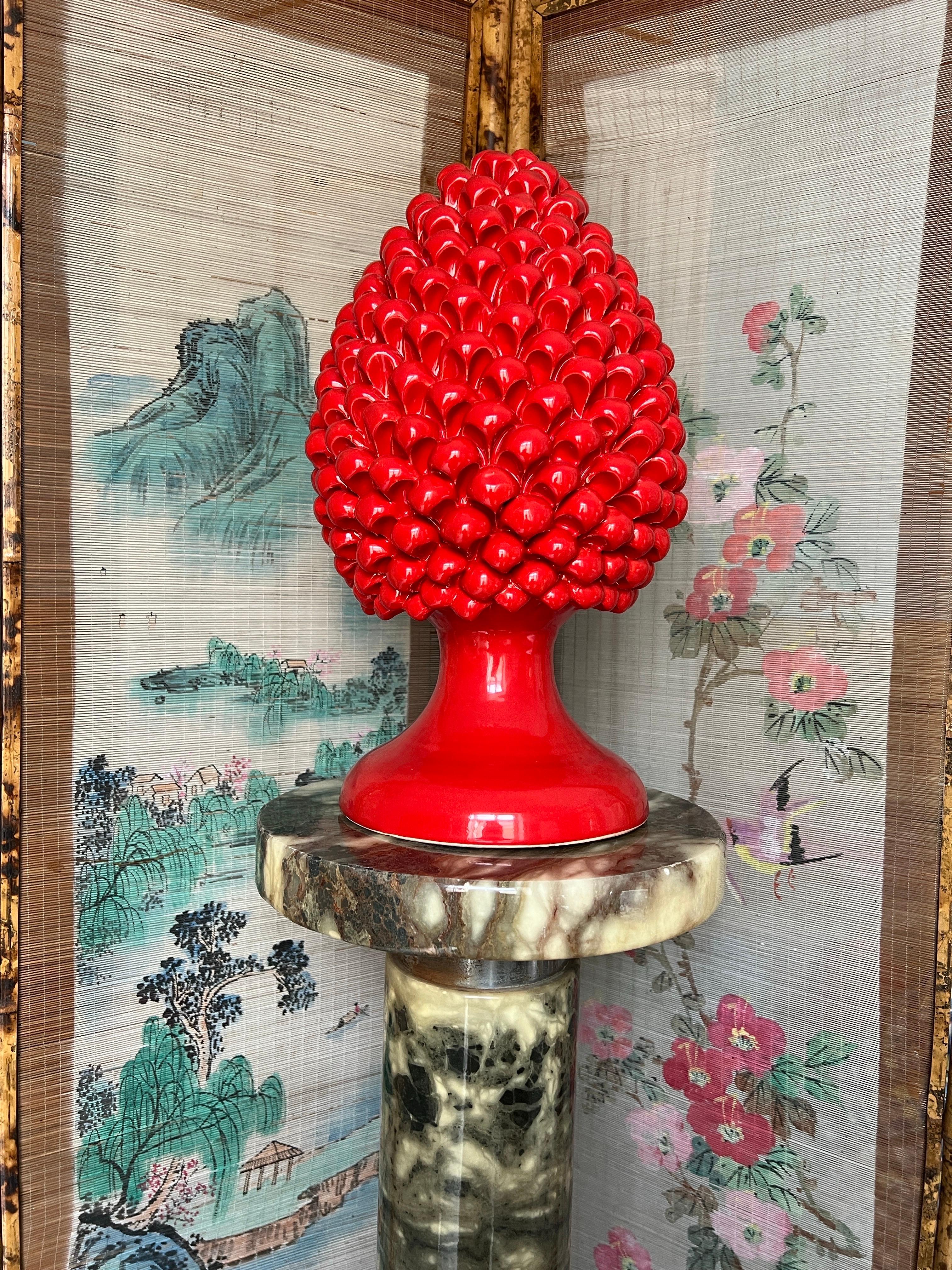 Diese exquisite handgefertigte sizilianische Keramik-Piniennuss ist ein zeitloses Symbol für Wohlstand, Glück und mediterranes Erbe. Jedes Stück wird von geschickten Handwerkern in Sizilien gefertigt und sorgfältig geformt und glasiert, um die