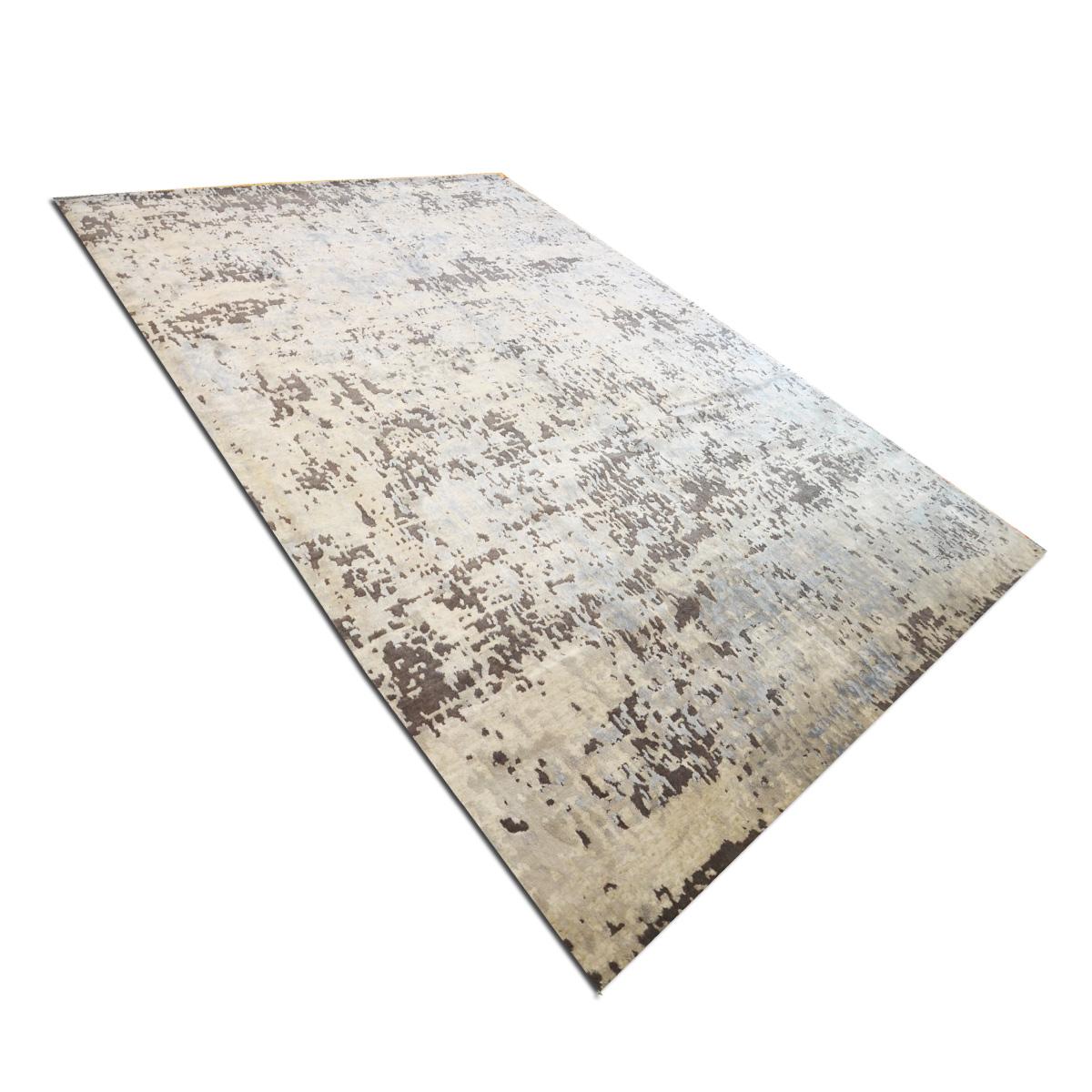 Contemporary rug belonging to the abstract collection. Measurements: 4,00 x 3,00 m.
- Handmade in silk and wool in the artisan workshops that the Zigler firm has in India.
- Colors are not uniform, so this type of rugs are very functional when
