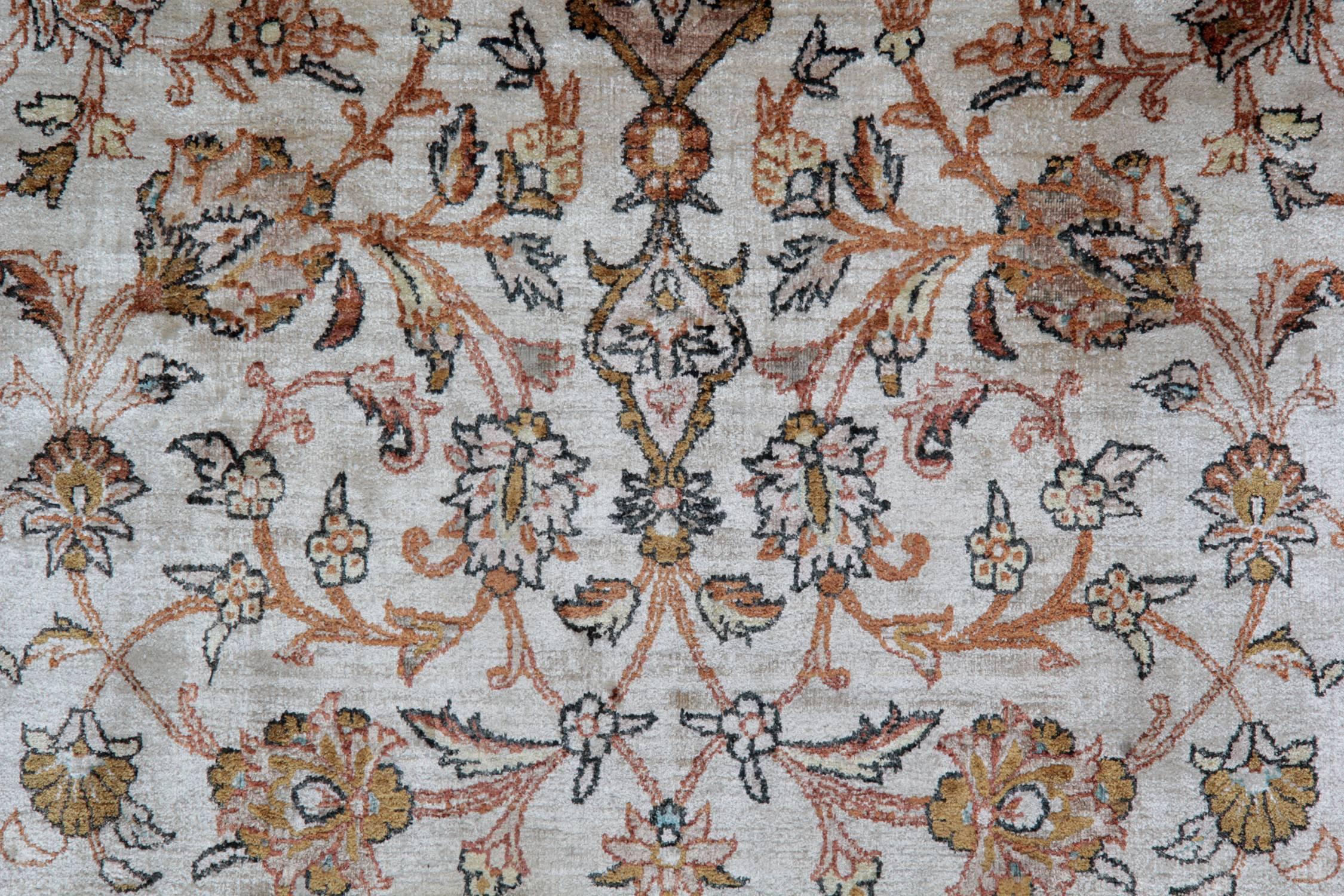 Handgefertigter Seidenteppich, orientalische Teppiche, traditioneller Teppich aus Seide mit Blumenmuster (Pakistanisch) im Angebot