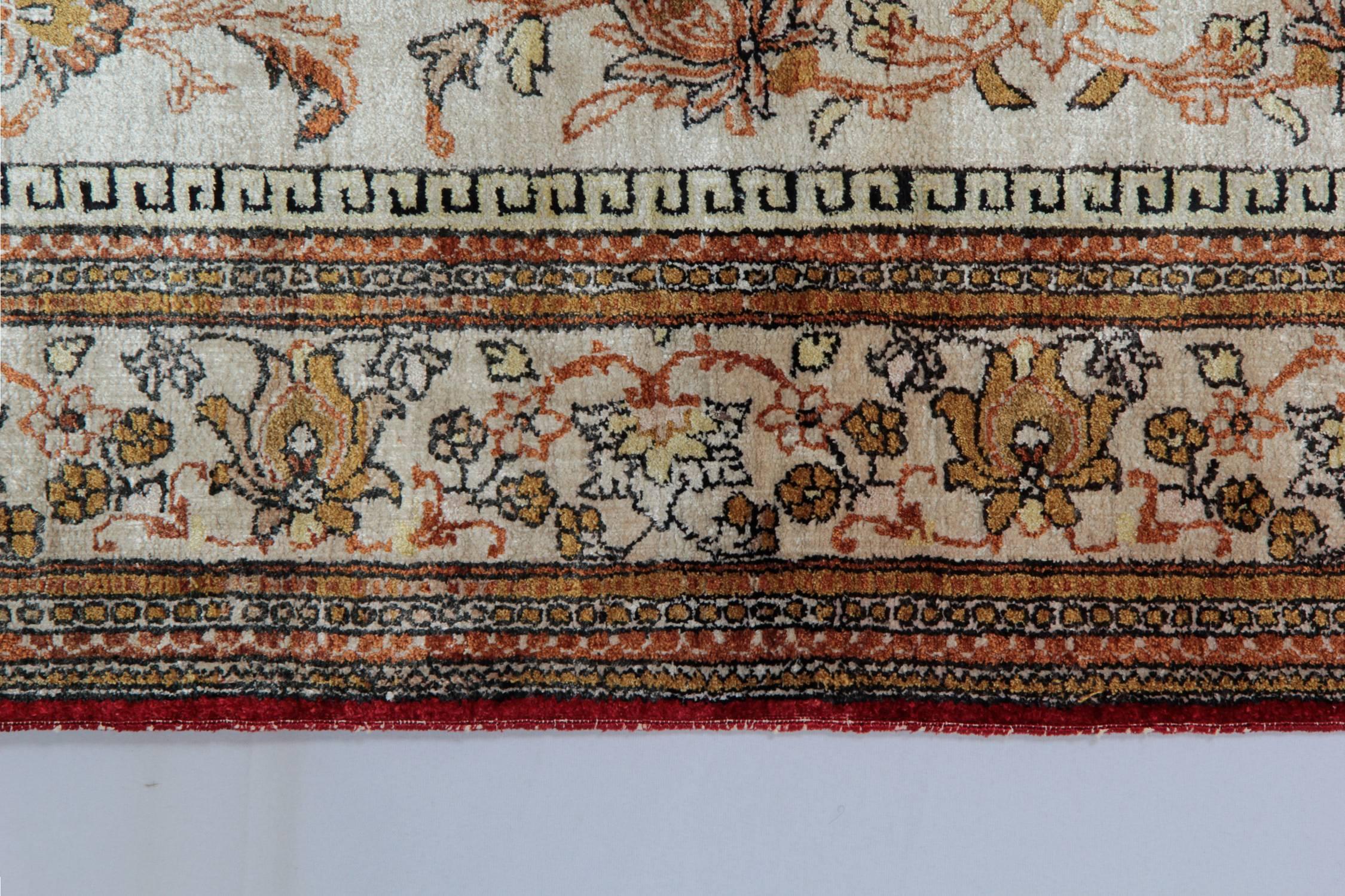 Handgefertigter Seidenteppich, orientalische Teppiche, traditioneller Teppich aus Seide mit Blumenmuster (Gewebt) im Angebot
