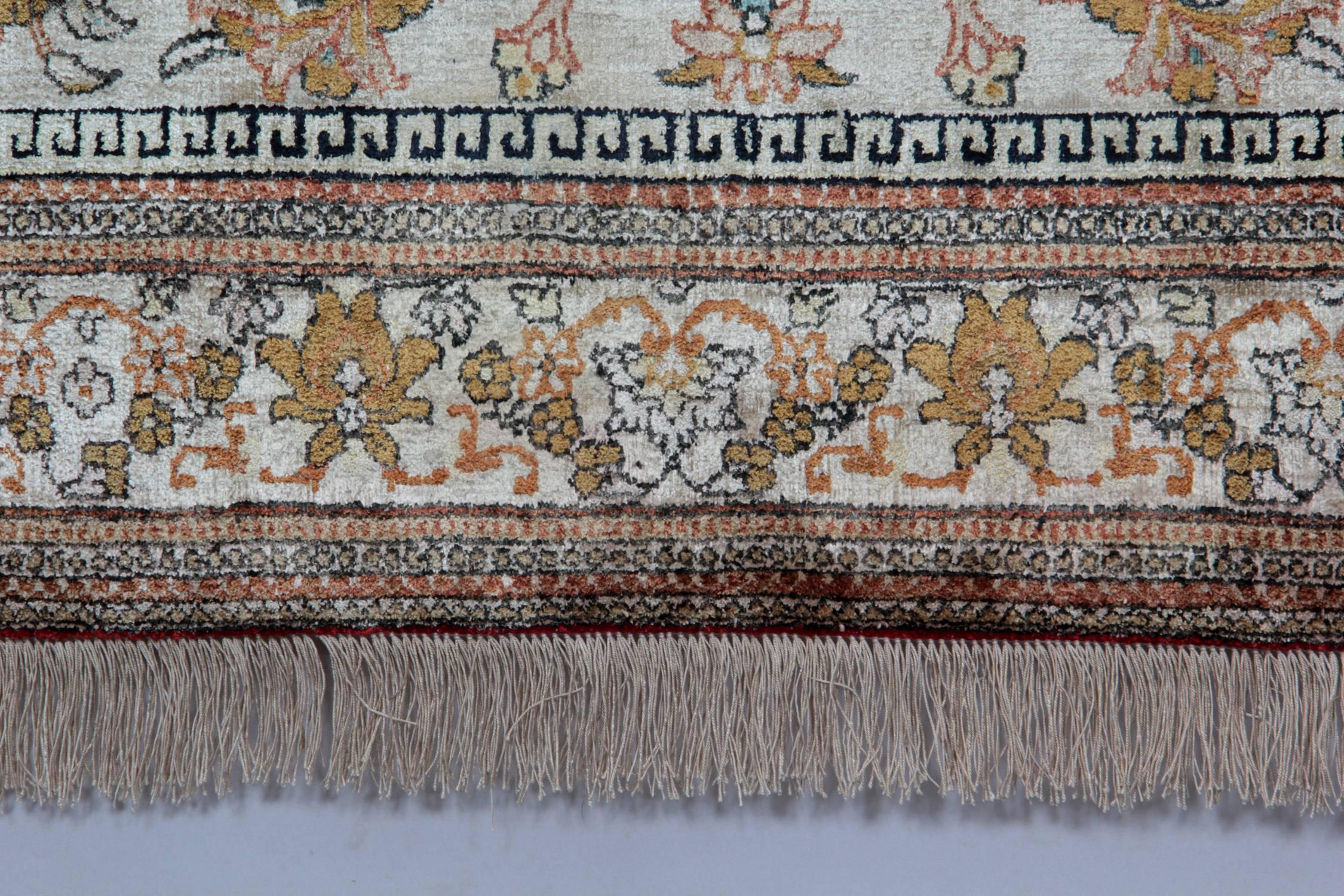 Handgefertigter Seidenteppich, orientalische Teppiche, traditioneller Teppich aus Seide mit Blumenmuster im Zustand „Hervorragend“ im Angebot in Hampshire, GB