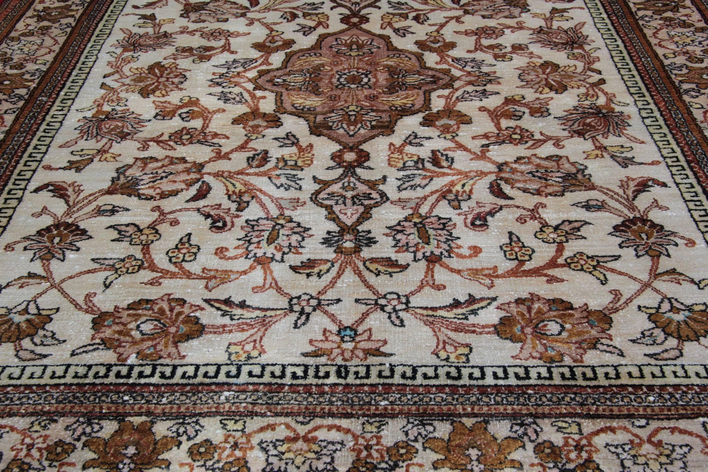 Handgefertigter Seidenteppich, orientalische Teppiche, traditioneller Teppich aus Seide mit Blumenmuster (Mitte des 20. Jahrhunderts) im Angebot