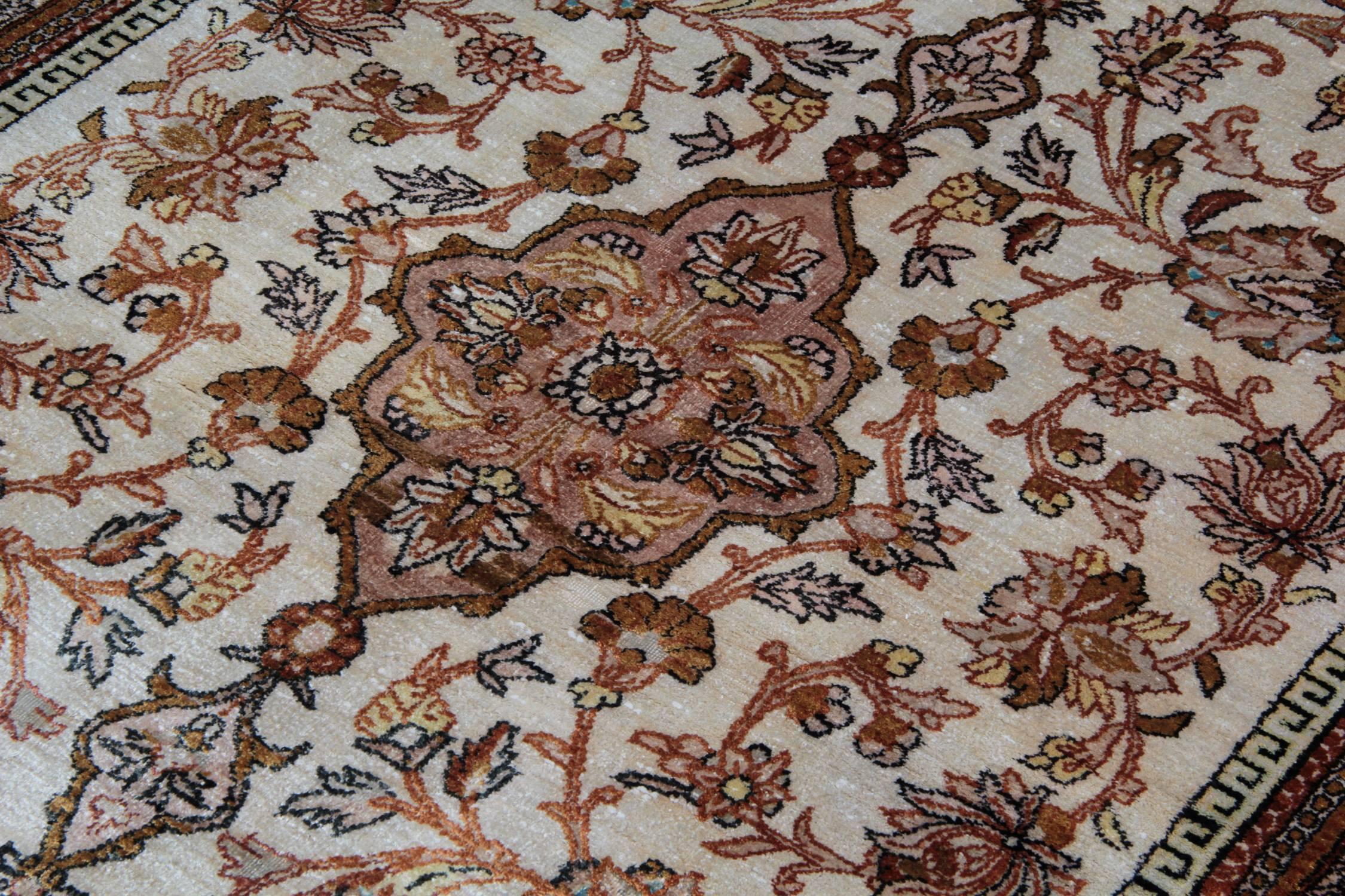 Handgefertigter Seidenteppich, orientalische Teppiche, traditioneller Teppich aus Seide mit Blumenmuster (Wolle) im Angebot