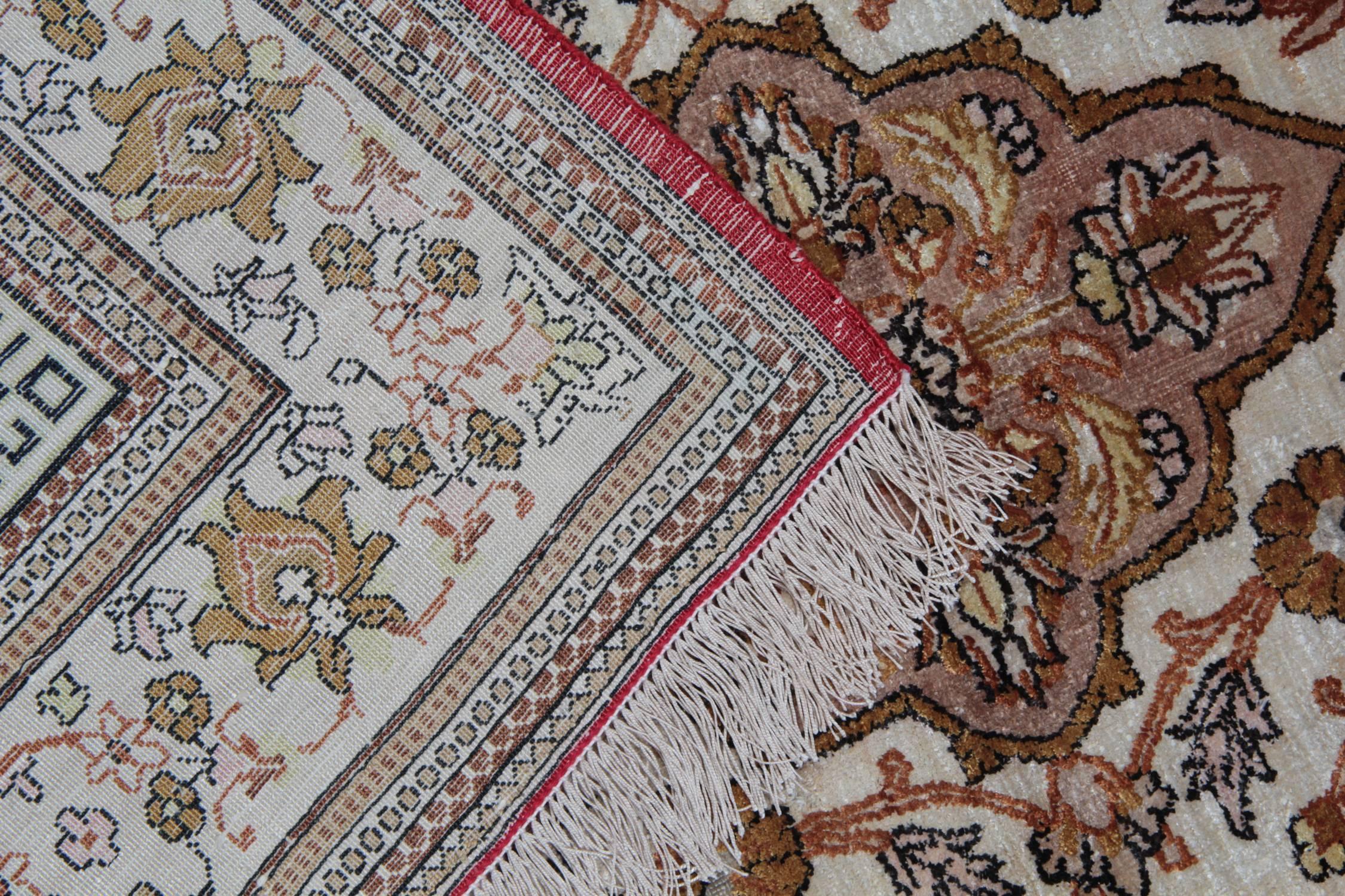 Handgefertigter Seidenteppich, orientalische Teppiche, traditioneller Teppich aus Seide mit Blumenmuster im Angebot 1