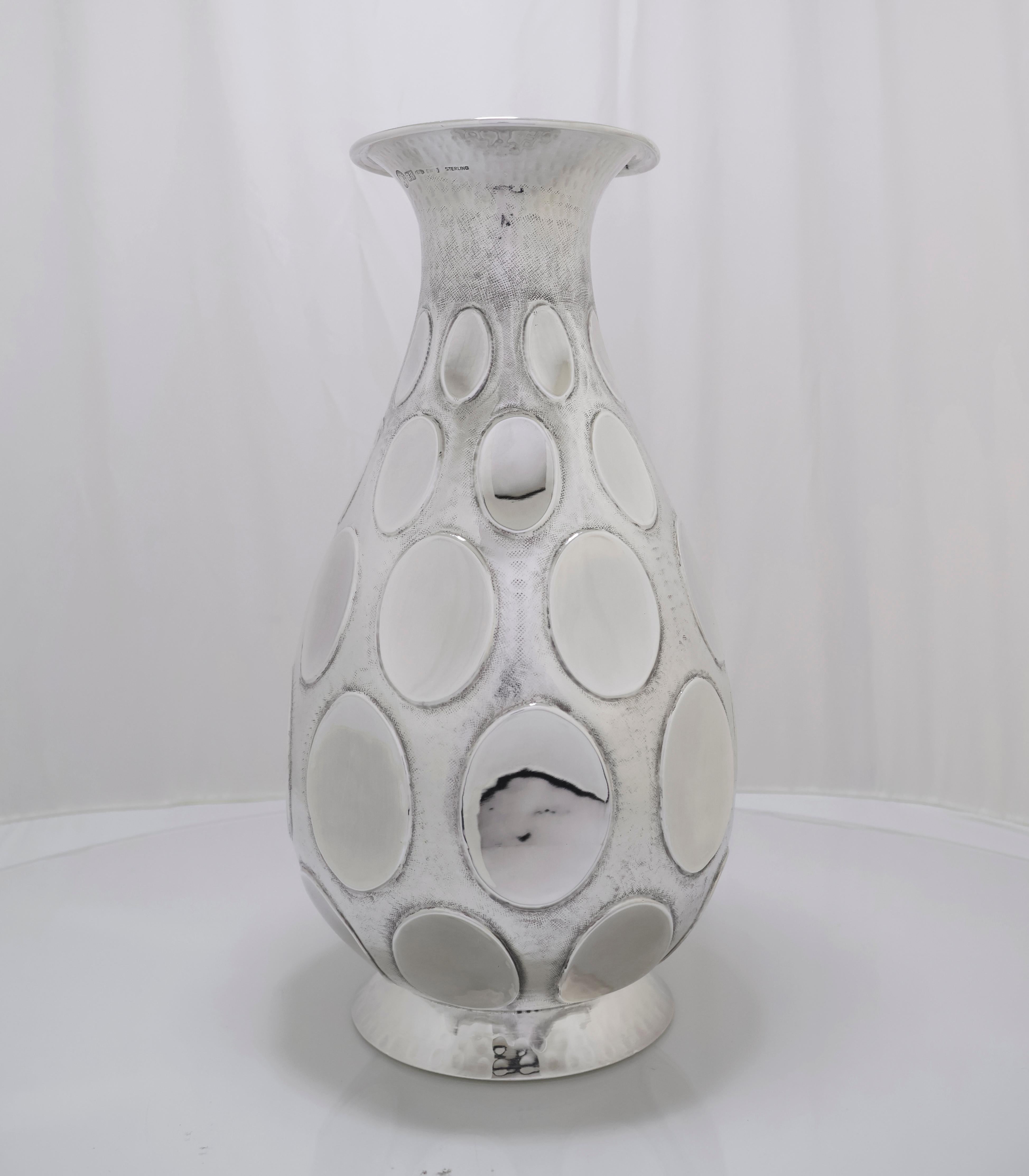 Elegante vaso da fiori in argento 925, interamente realizzato a mano dall'artigiano italiano Brandimarte nel 1900. Il vaso presenta un design distintivo con bolle lisce e lucide su uno sfondo zigrinato finemente strutturato, creando un suggestivo