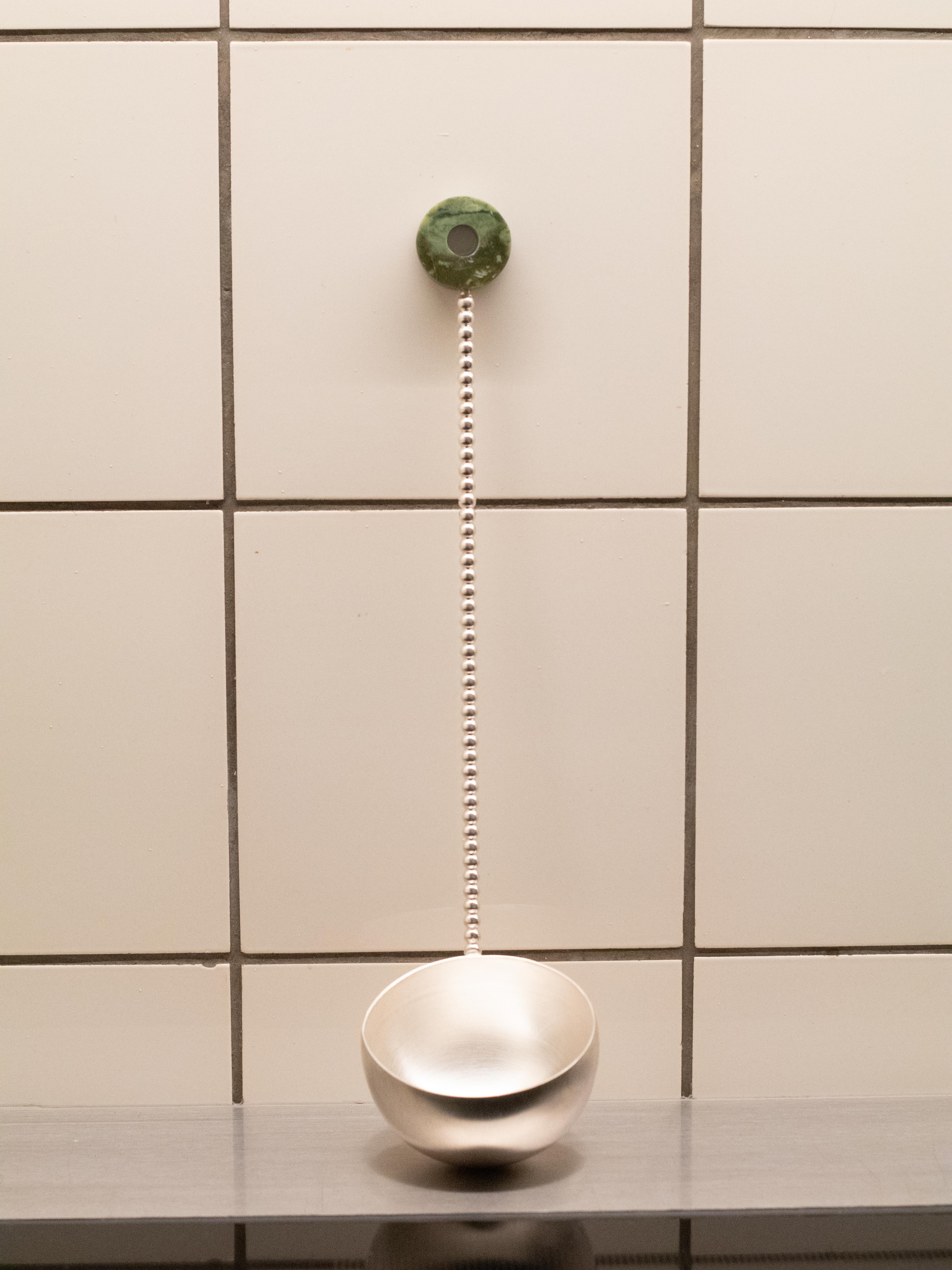 Laissez-vous séduire par le charme artistique de notre double cuillère en quartz, ornée d'un manche sculptural en pierre. Méticuleusement fabriquée à la main par des artisans italiens, la pierre distinctive ajoute une touche d'élégance inspirée des