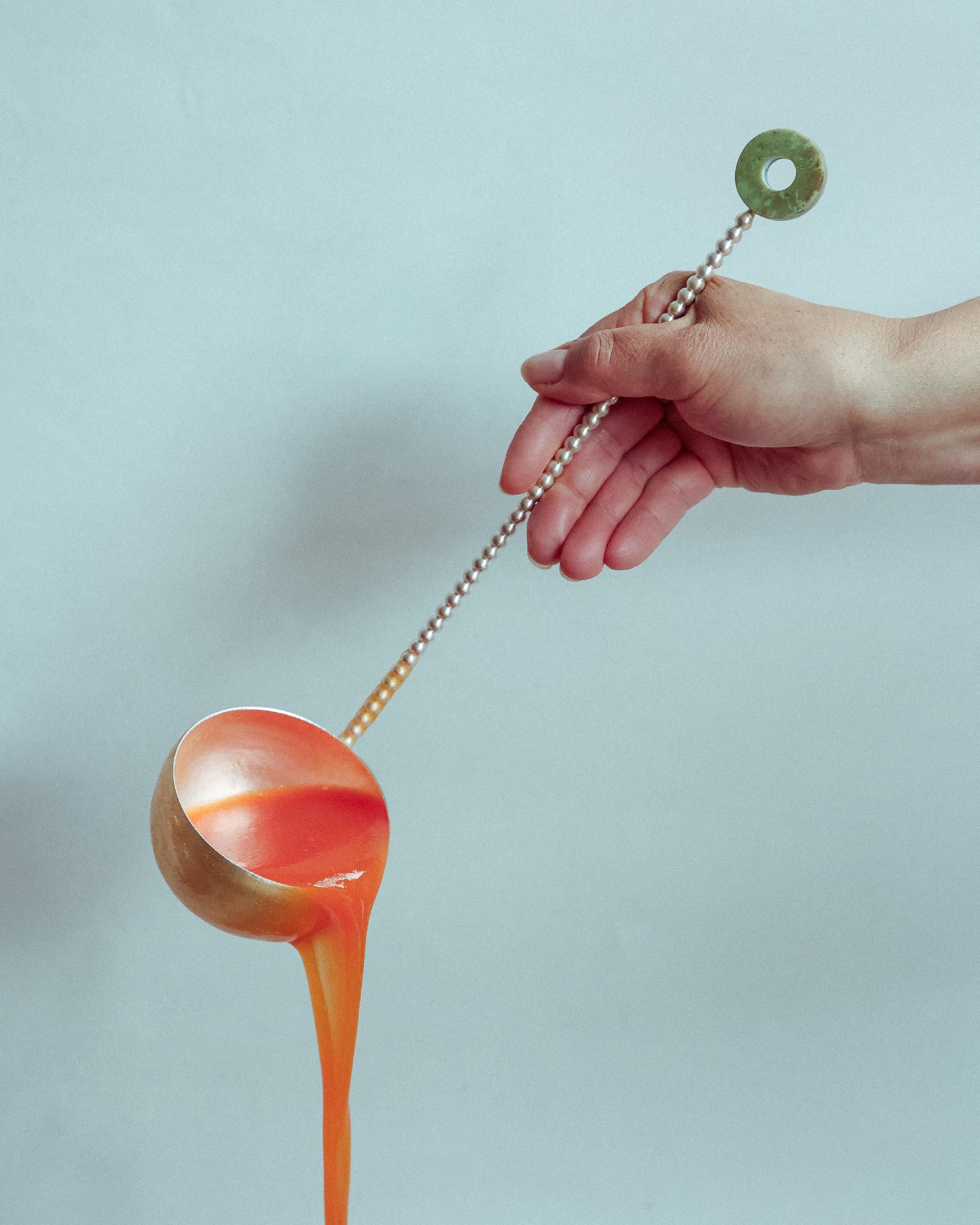 italien Louche à soupe en métal argenté faite à la main, quartz vert par Natalia Criado en vente