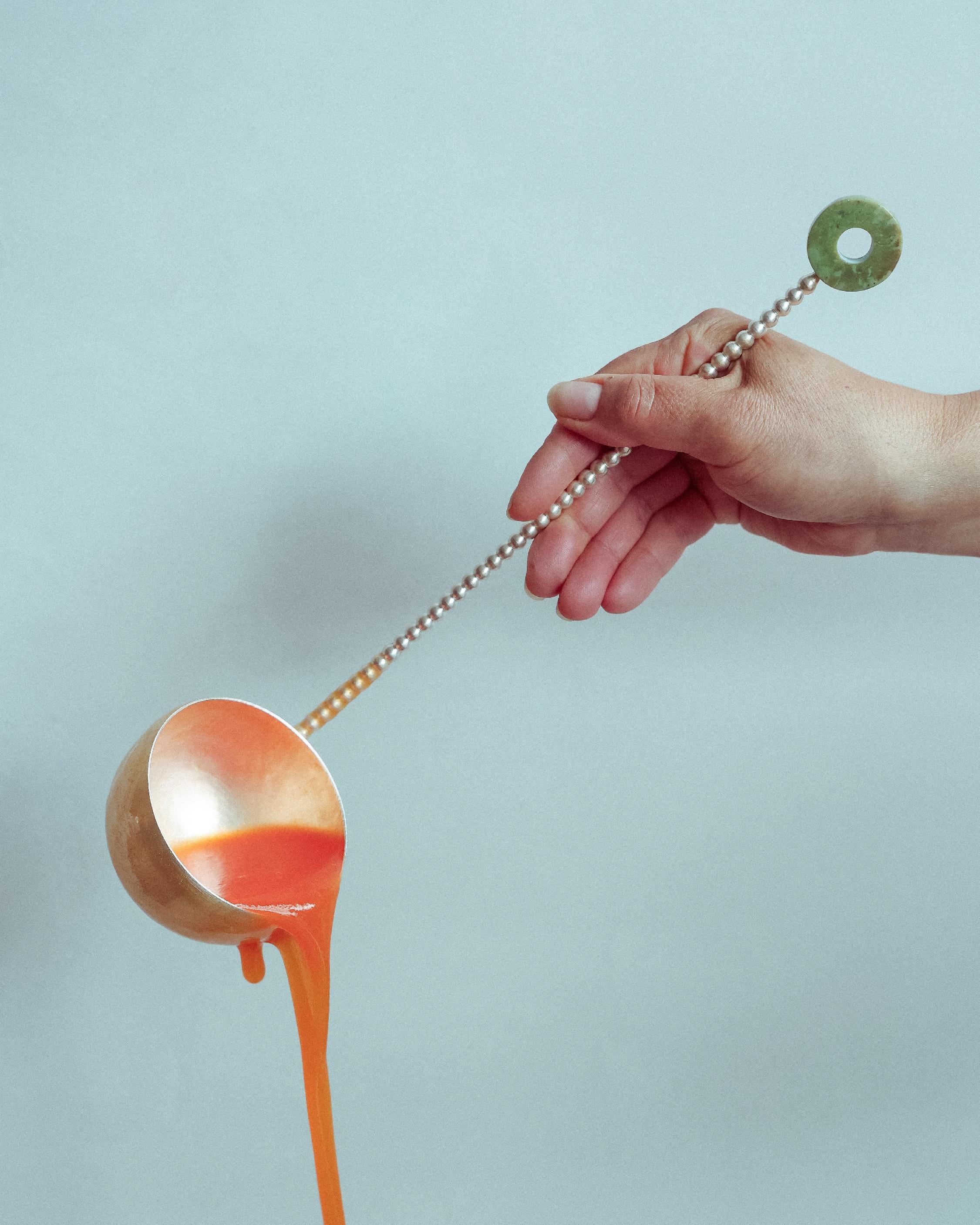 Plaqué Louche à soupe en métal argenté faite à la main, quartz vert par Natalia Criado en vente