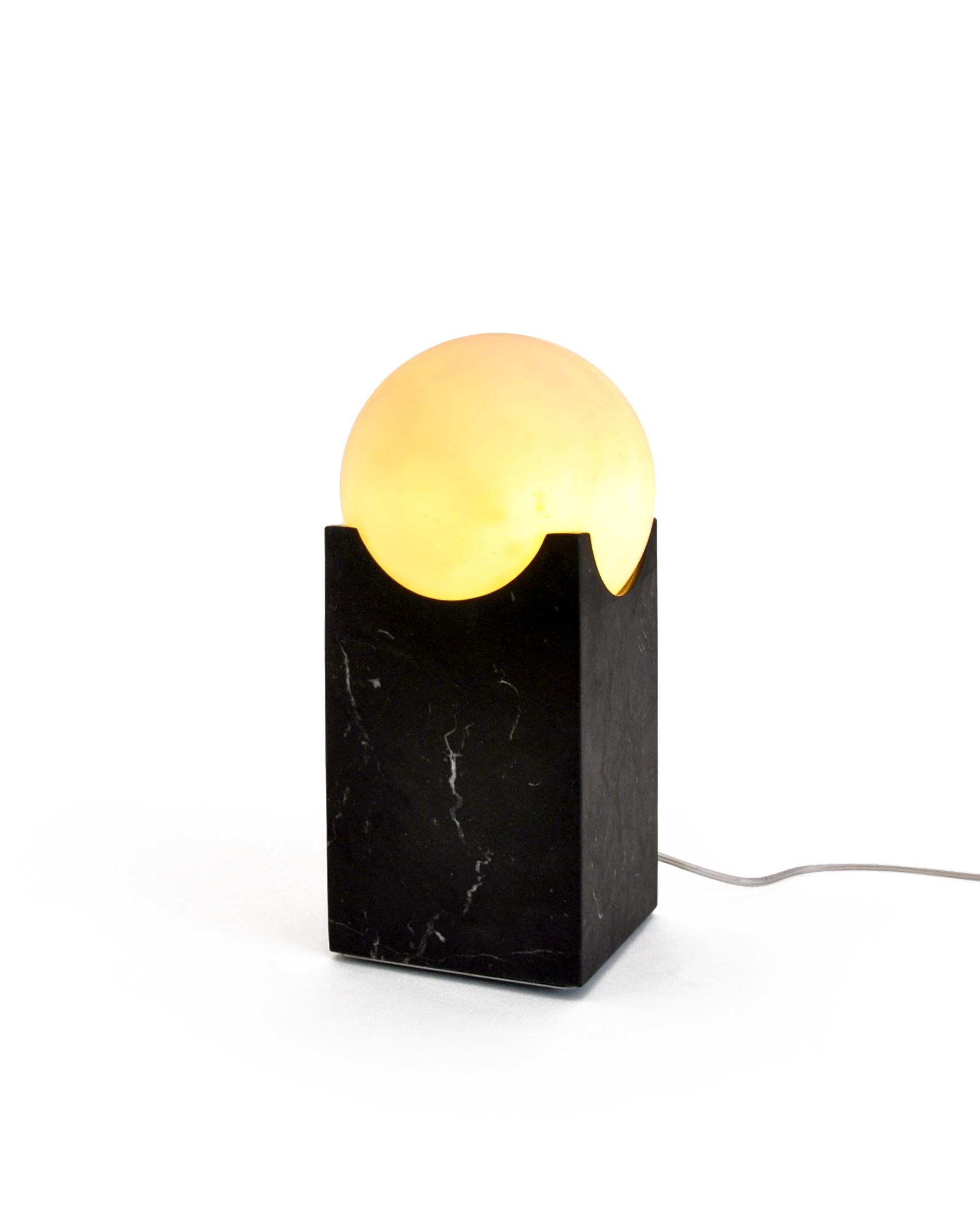 Kleine Eclipse-Lampe aus satiniertem Paonazzo oder schwarzem Marquina-Marmor. Er verleiht Ihrem Haus eine besondere und elegante Note.

Jedes Stück ist ein Unikat (jeder Marmorblock hat eine andere Maserung und Schattierung) und wird von