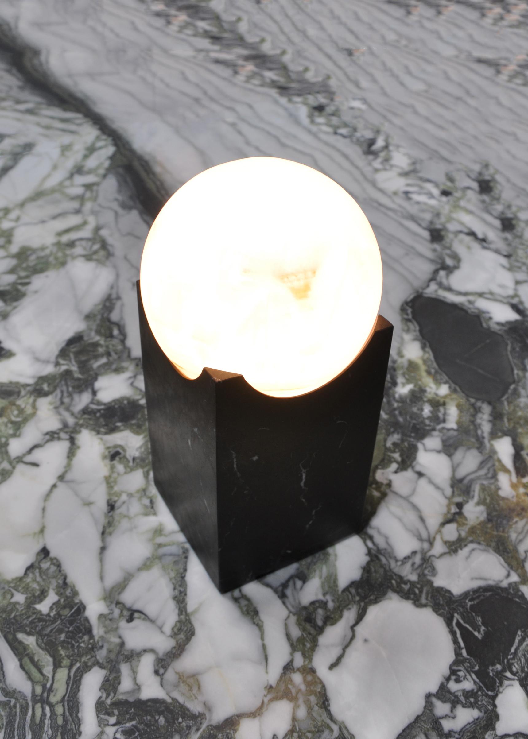 Handgefertigte Eclipse-Lampe aus schwarzem Marquina-Marmor, schwarz (Italienisch) im Angebot