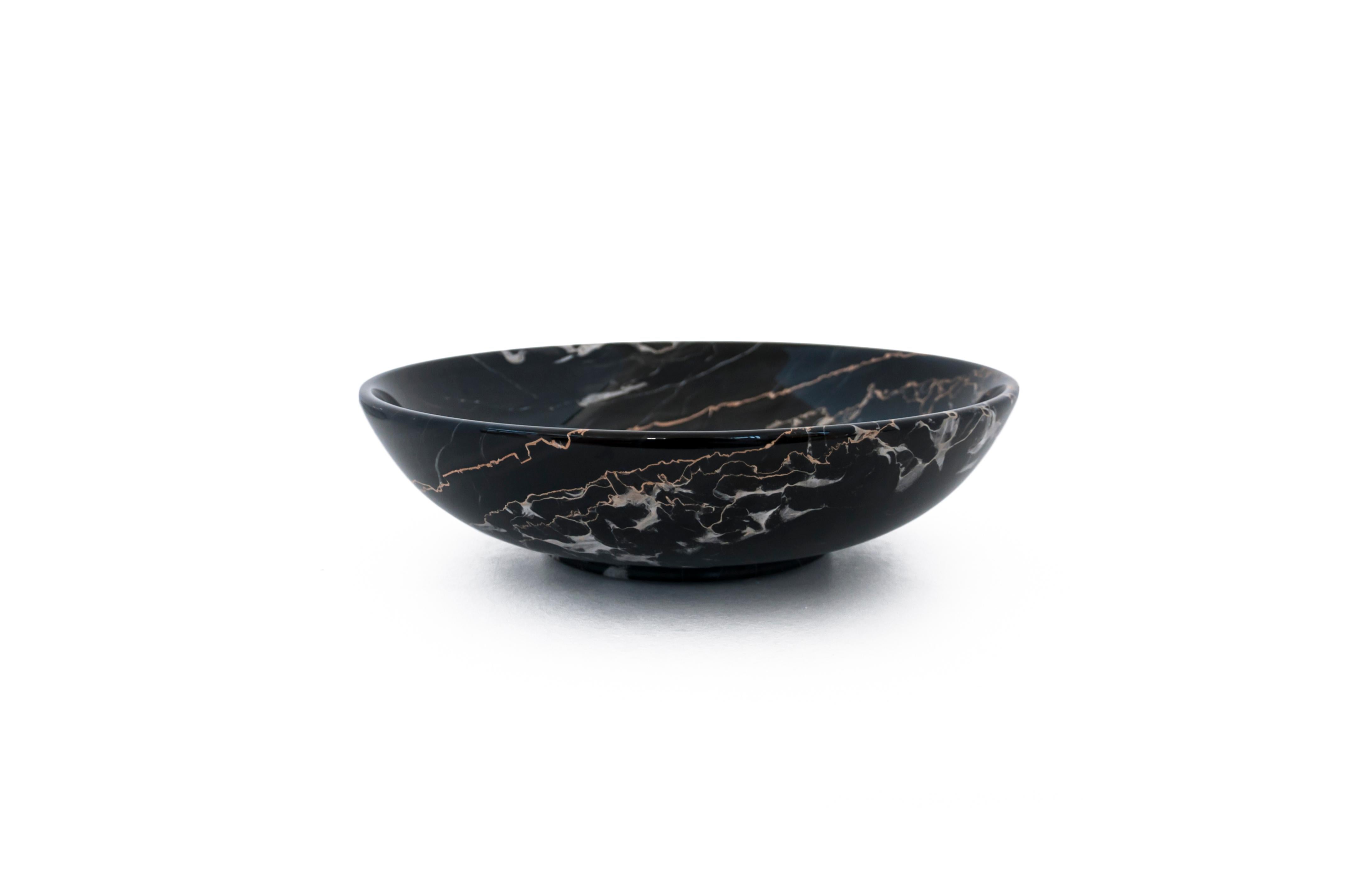 Small fruit bowl in Portoro marble, extracted and processed in Italy. You have a 100% made in Italy product.
It is ideal for fruit and to present food.
Each piece is in a way unique (since each marble block is different in veins and shades) and