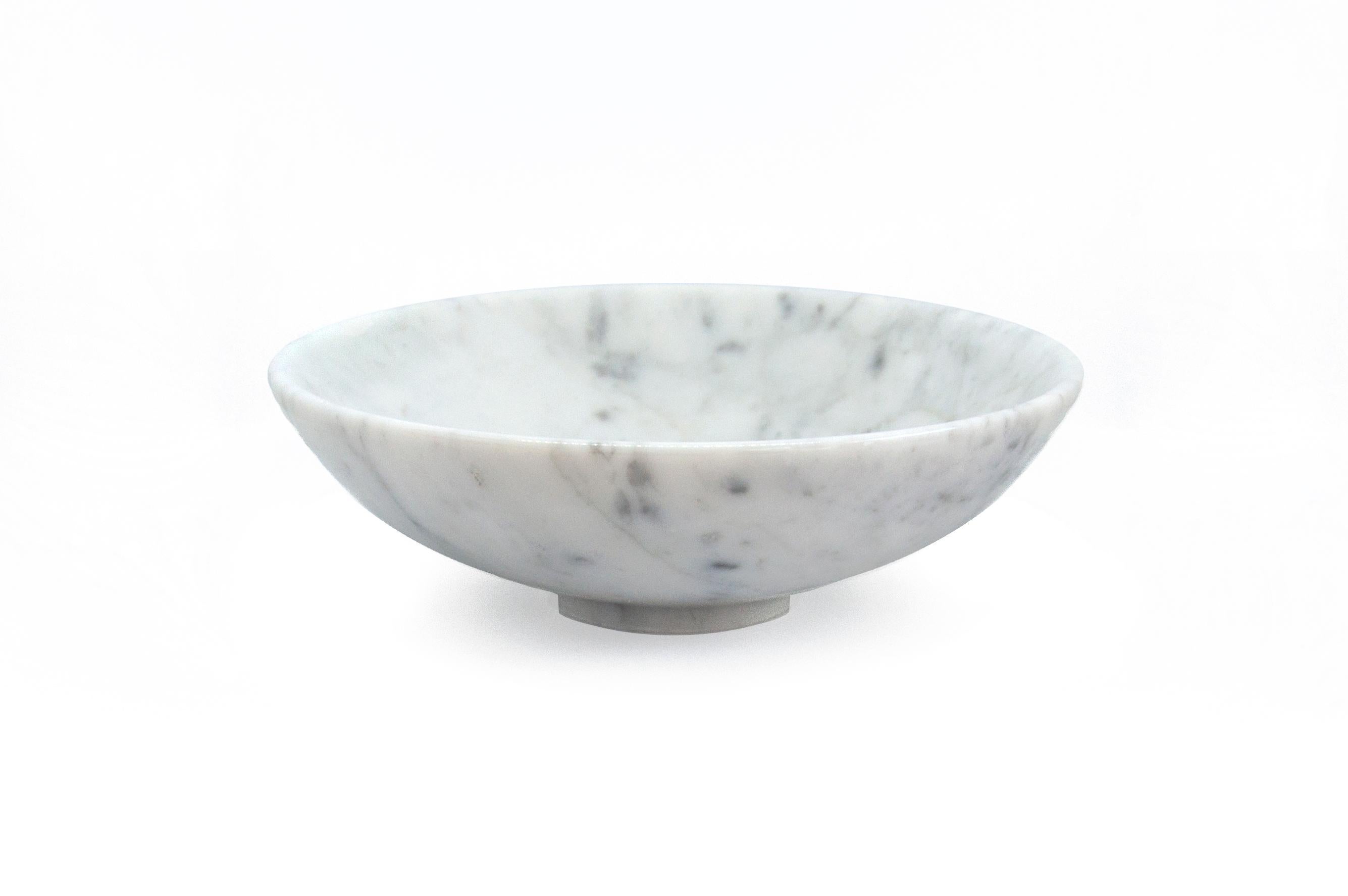 Fruit bowl in white Carrara marble ideal for fruit and to present food. Each piece is in a way unique (every marble block is different in veins and shades) and handmade by Italian artisans specialized over generations in processing marble. Slight