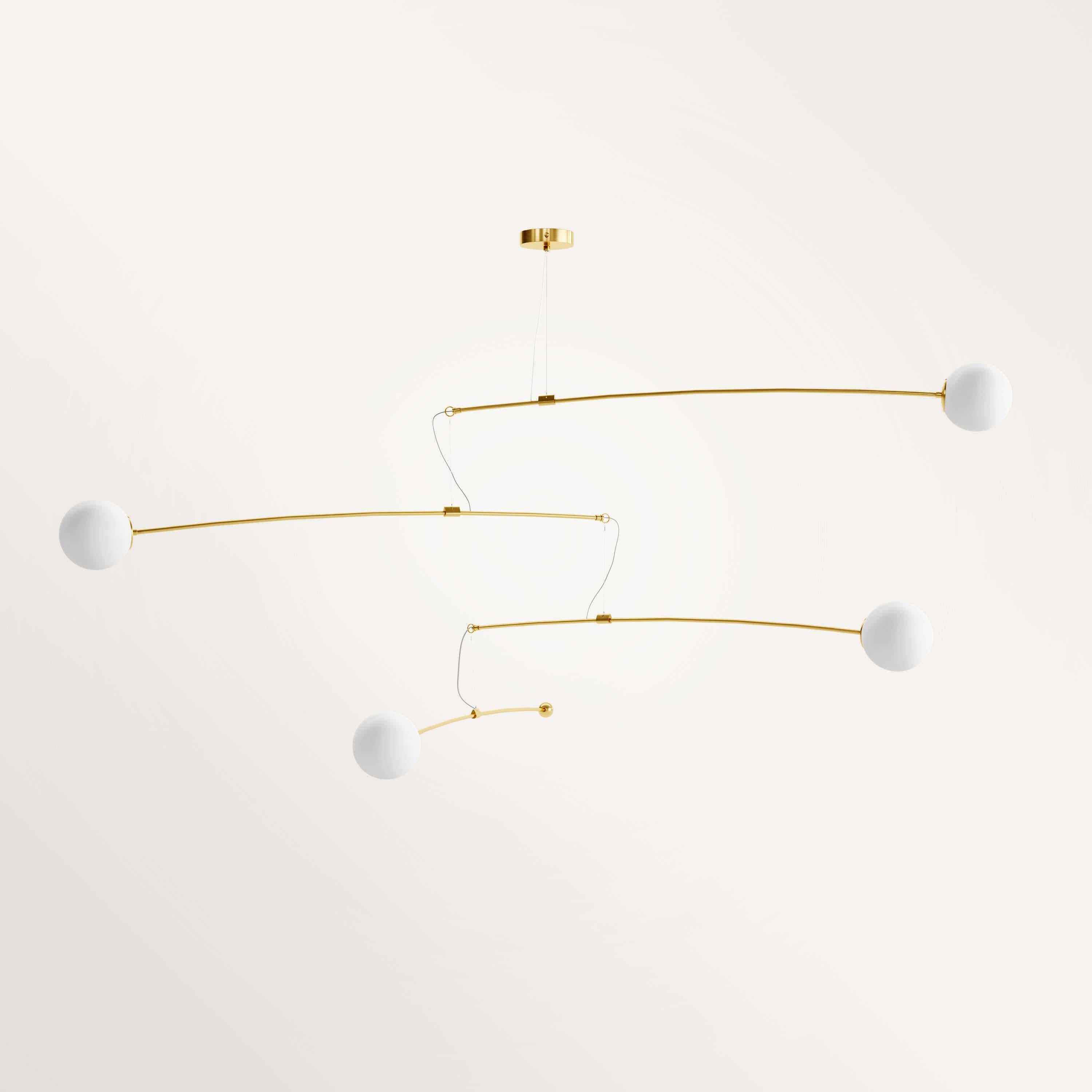 Piccolo lampadario Notos fatto a mano da Gobo Lights
Dimensioni: D. 150 x L. 150 x H. 60 cm
Materiali: Ottone, opalino.
Peso: 1.4 kg. 


Autodidatta e proveniente dal mondo della chimica, questo artigiano/designer belga progetta i suoi pezzi con la