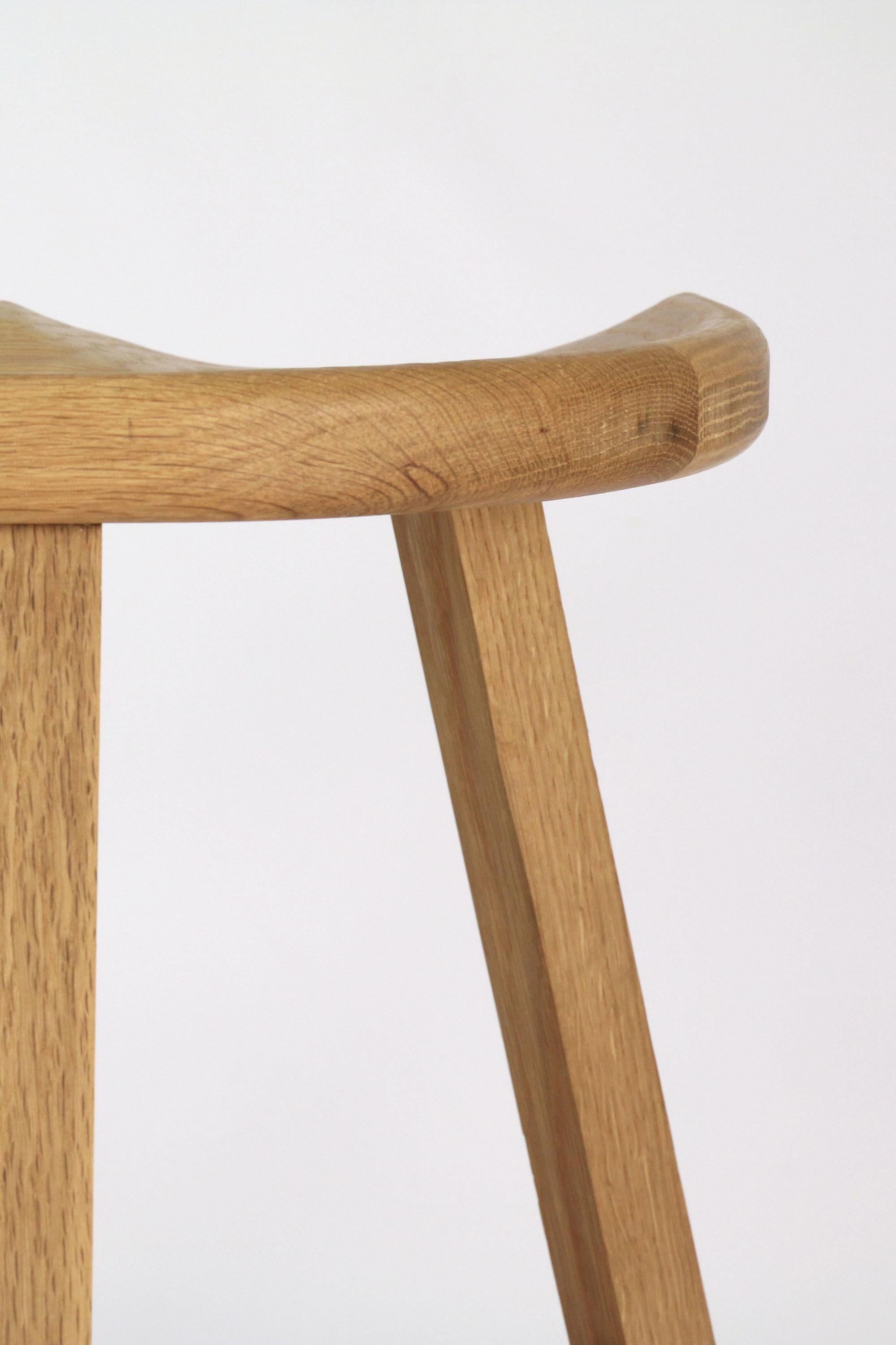 Conçu dans un souci de fonctionnalité et d'élégance, le tabouret de vanité en bois offre les deux, ce qui en fait le complément idéal de votre bureau de vanité. 

Inspirés des chaises Windsor classiques, ces tabourets bas en bois présentent un