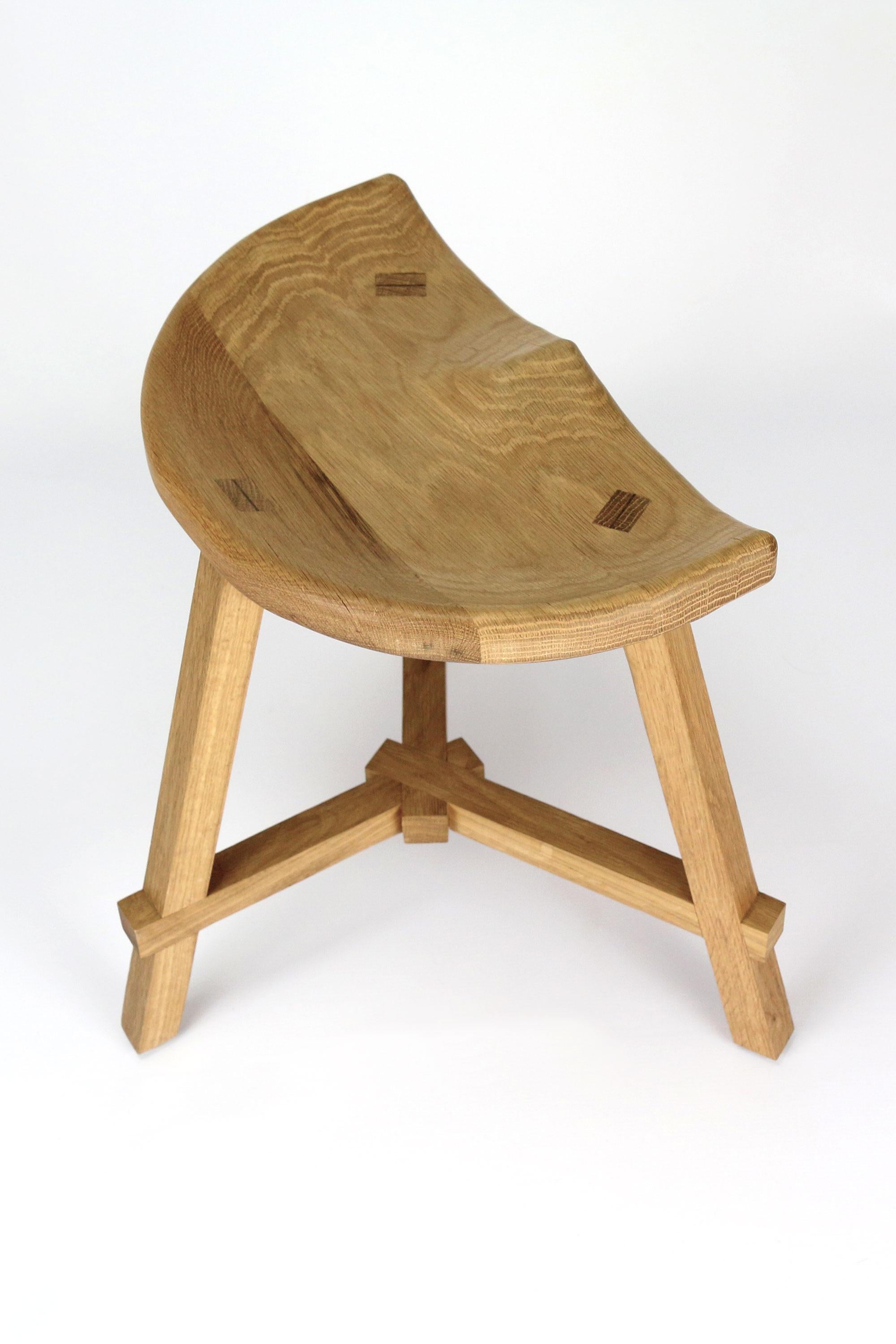 Moderne Petit tabouret en bois à trois pieds en chêne, fabriqué à la main, hauteur de 45 cm en vente