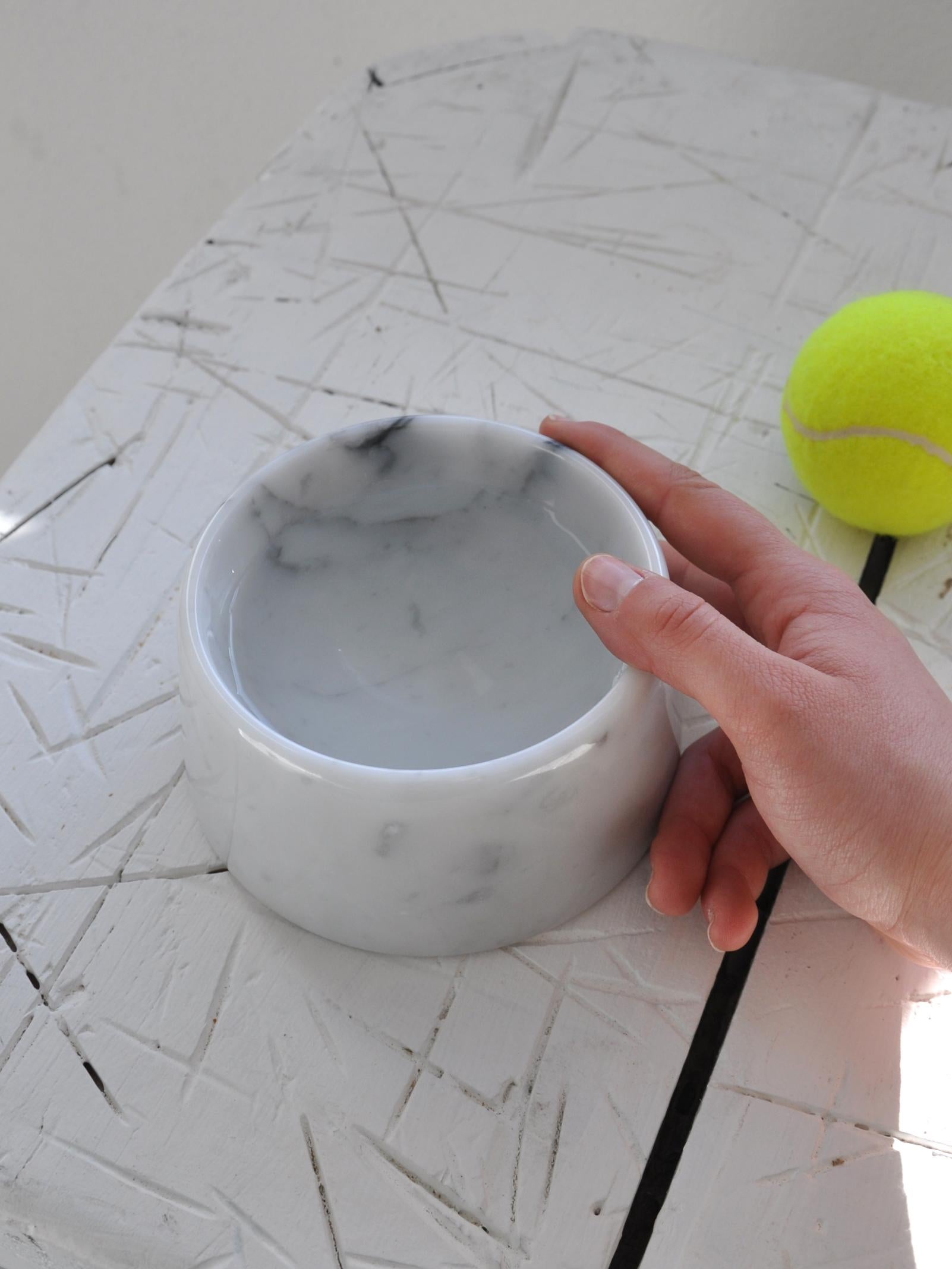 Handgefertigte Schale für Katzen oder Hunde aus weißem Carrara-Marmor im Angebot 3