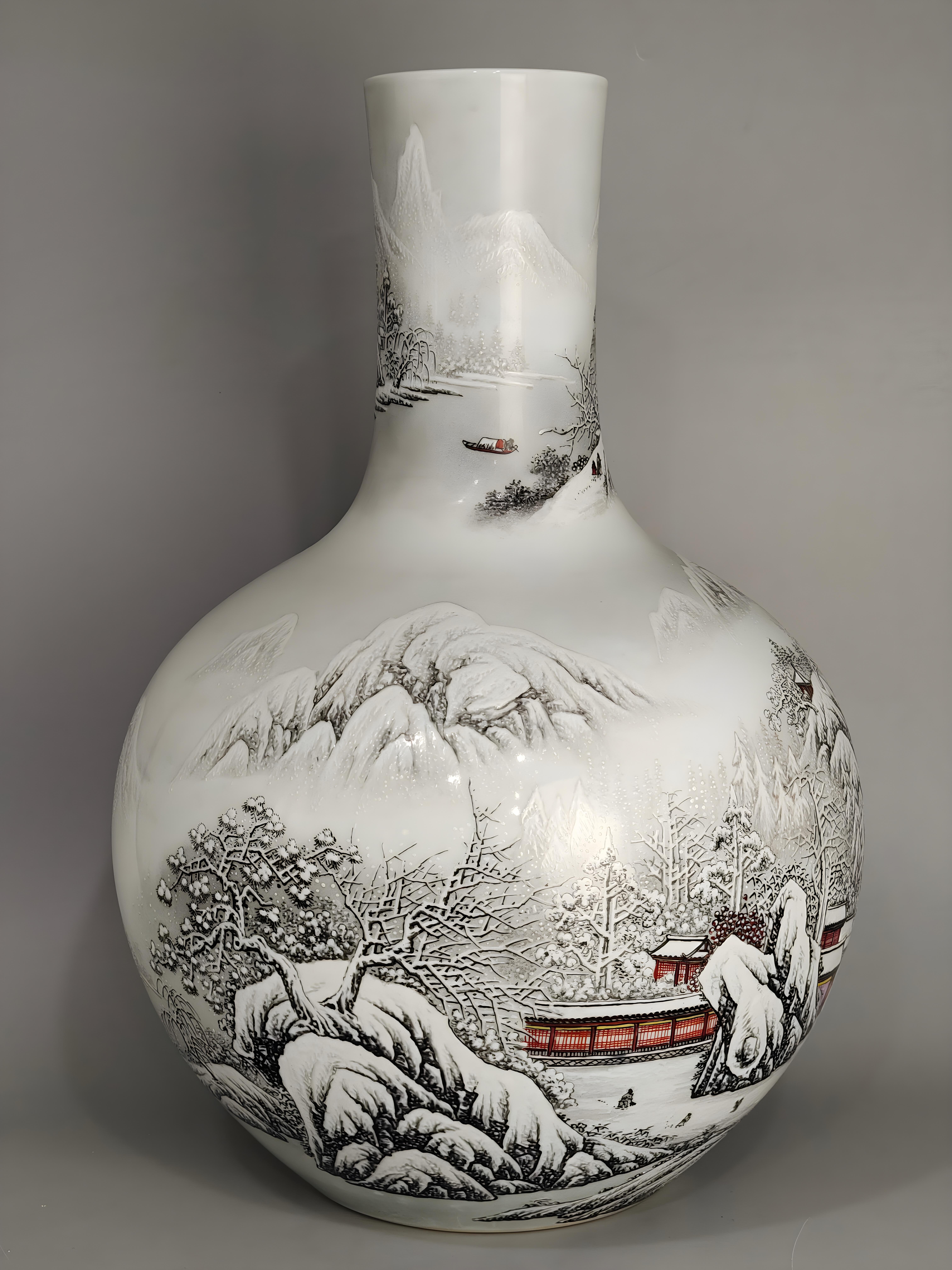 Handmade Snowing Landscape Porcelain Vase, China Jingdezhen In Excellent Condition For Sale In 景德镇市, CN