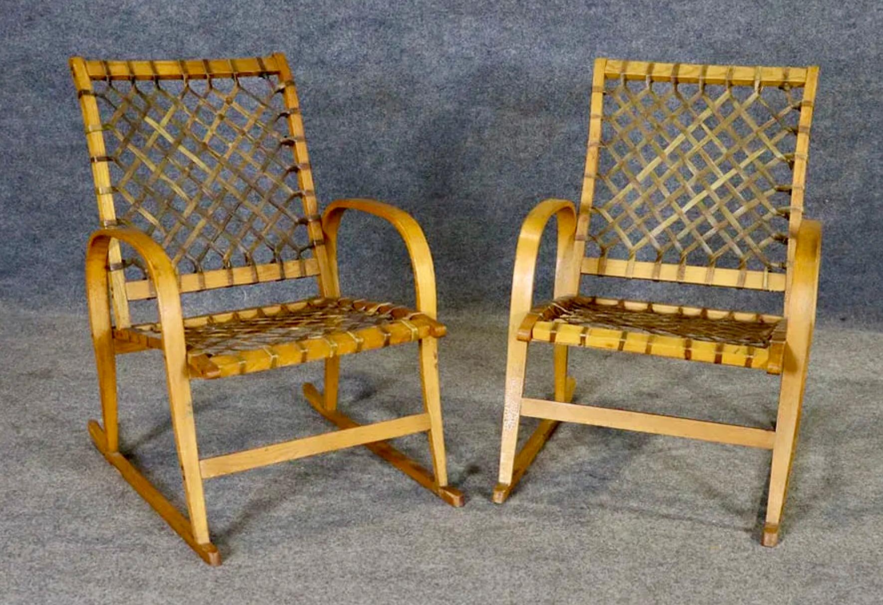 Paire de fauteuils rustiques fabriqués à la main avec du bois d'érable courbé et des sangles en cuir brut. Ce modèle de raquette est parfait comme chaise d'appoint ou comme chaise de campagne.
Veuillez confirmer le lieu avec le vendeur NY ou NJ