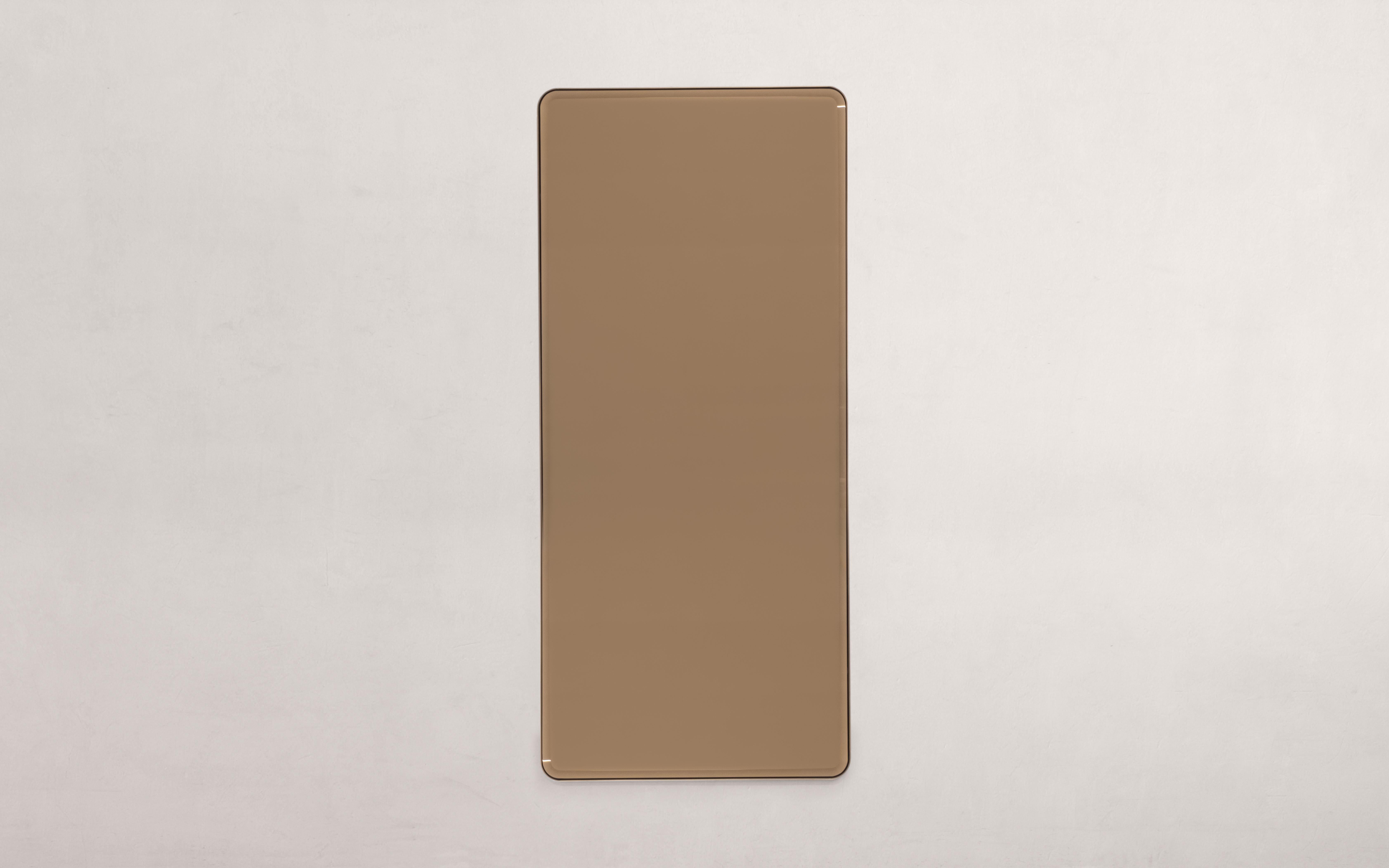 Disponible dans un délai de 2 semaines ! 

Miroir mural en laiton poli et verre biseauté teinté bronze. Fabriqué à la main dans le Nord, sur commande.

Mesures : 80cm (L) x 180cm (H) x 2cm (D)

Les prix s'entendent hors TVA.