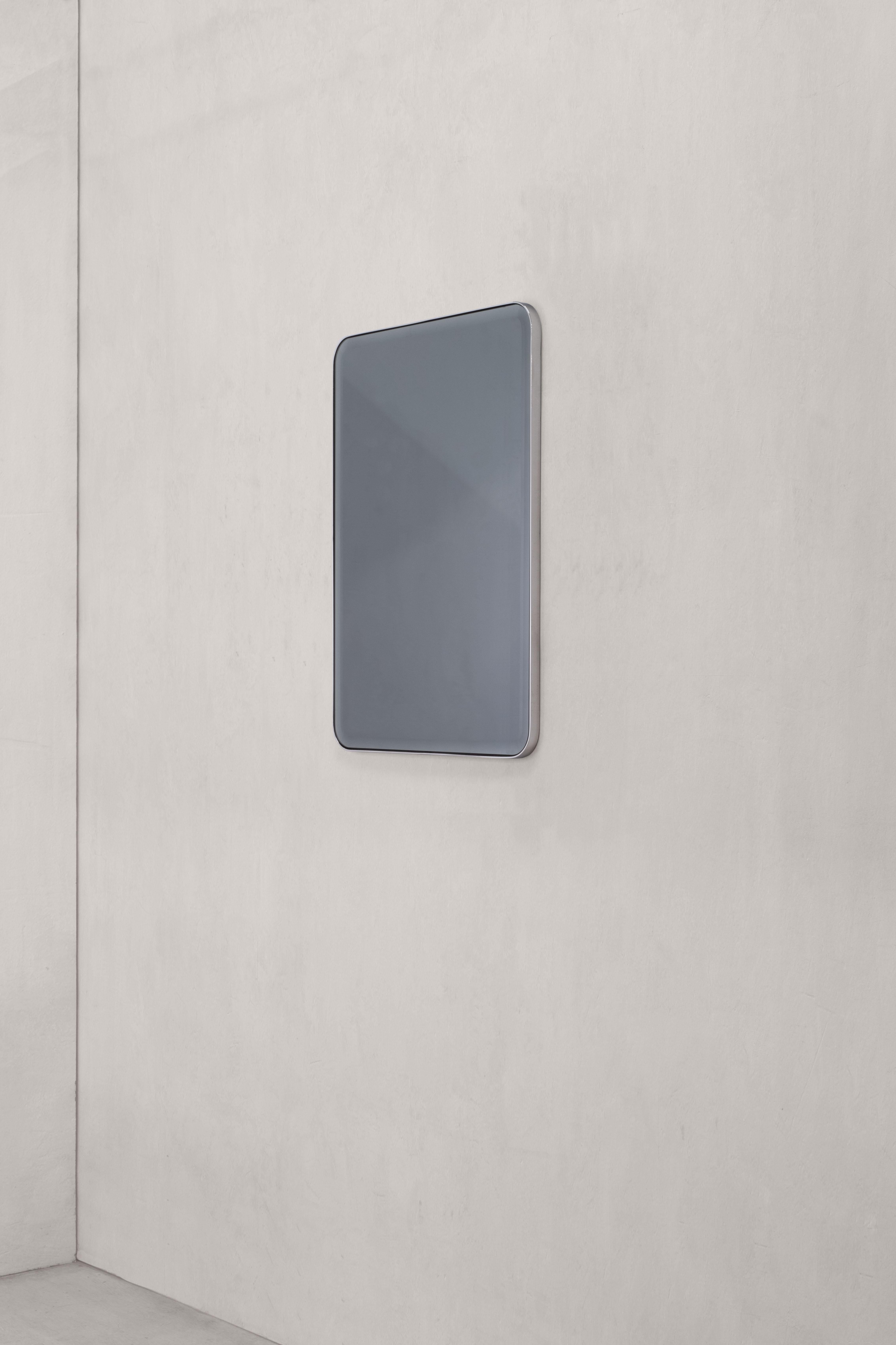 Britannique Miroir mural Sofie fait main - Acier inoxydable poli - Petit - Prêt à expédier en vente