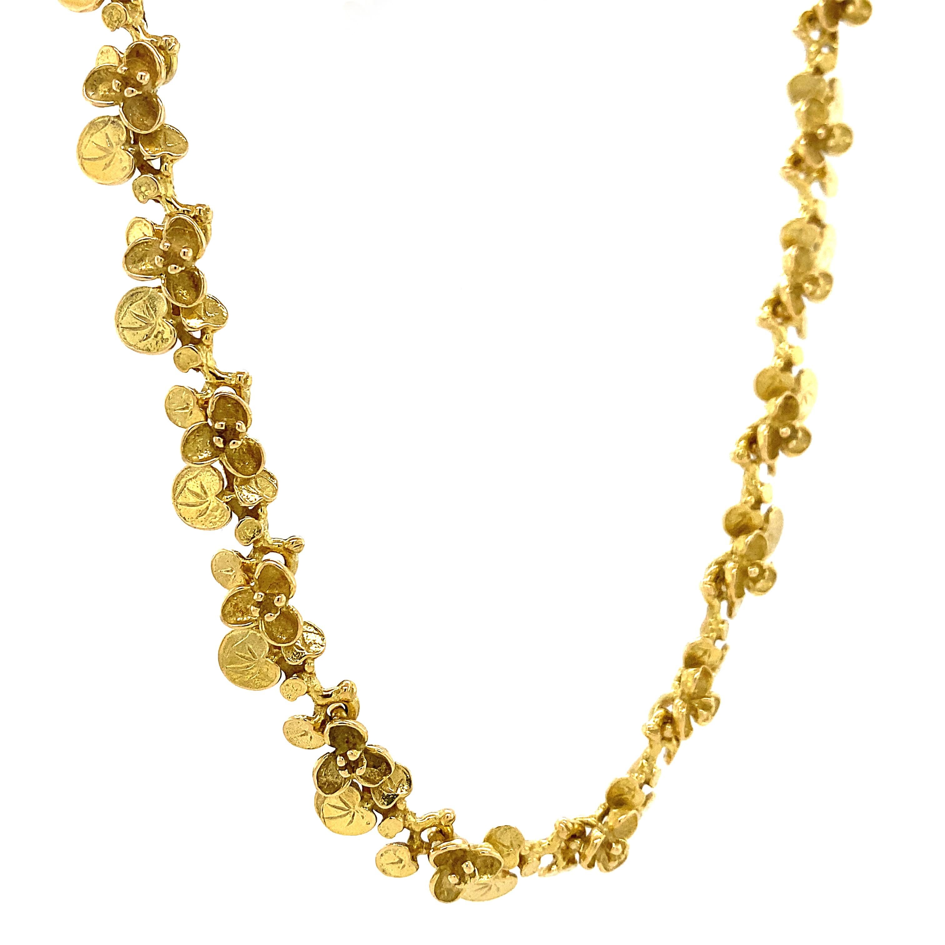 Una collana artigianale in oro massiccio con maglie composte da gigli e fiori di ninfea. Nell'epoca vittoriana esisteva un intero linguaggio che si comunicava attraverso i fiori e le piante; in quest'epoca le ninfee simboleggiavano la purezza di