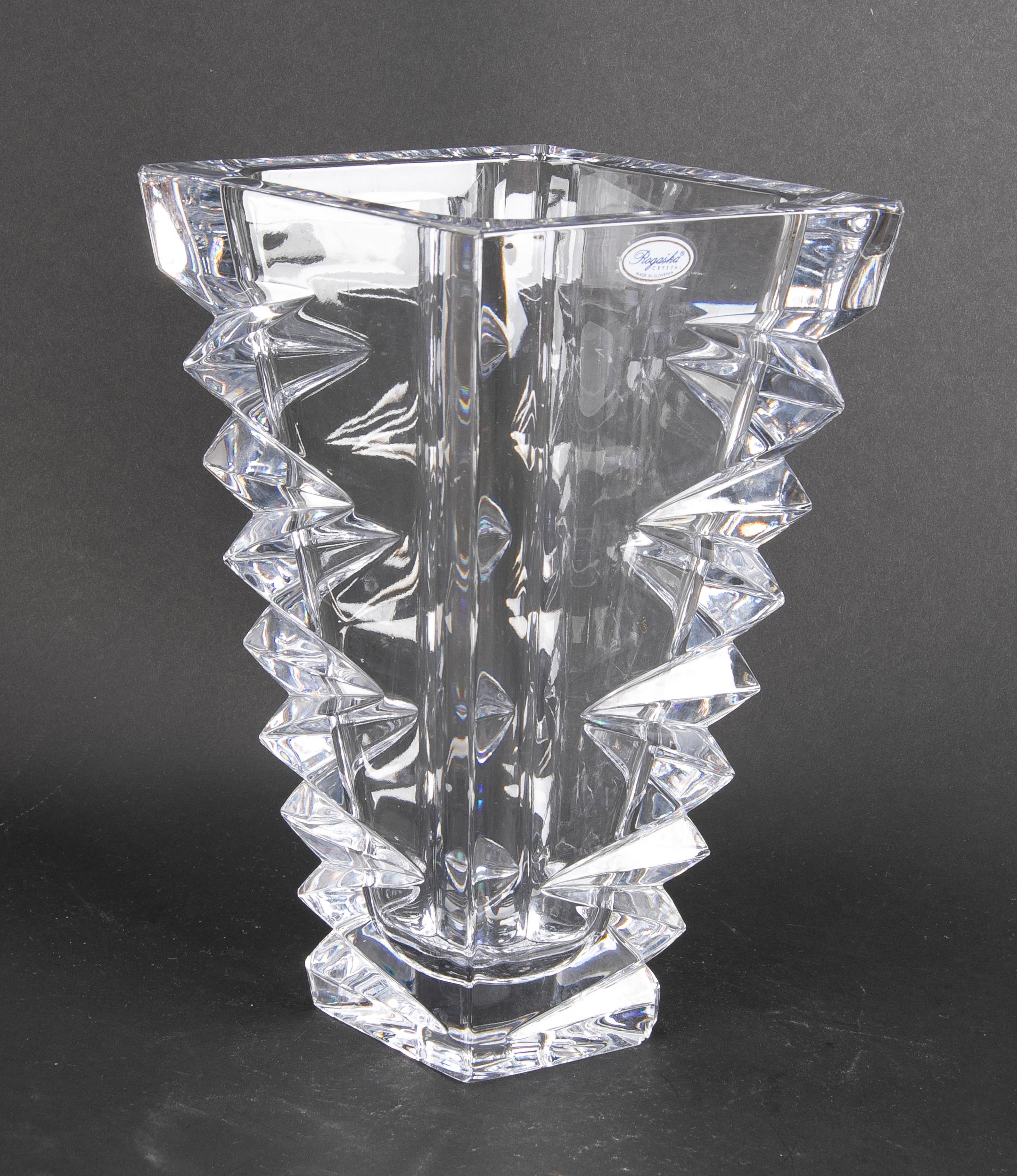Handgefertigte Vase aus massivem Kristall.