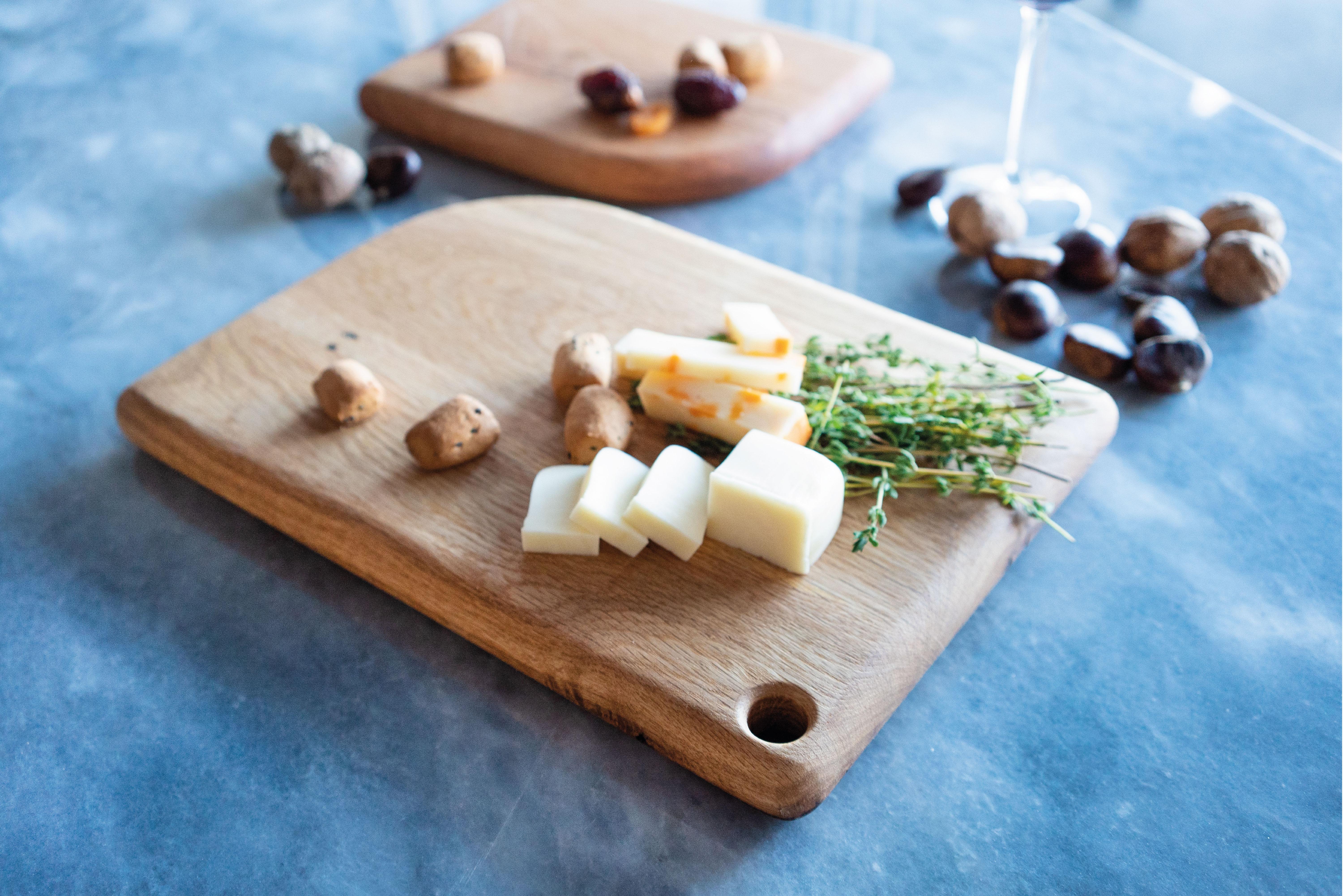 Handgefertigtes Charcuterie- und Käsebrett-Set aus massivem Eichenholz  (21. Jahrhundert und zeitgenössisch) im Angebot