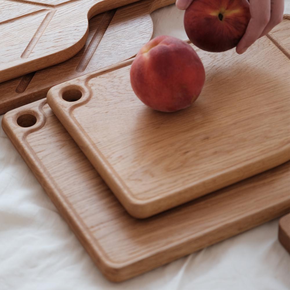Handgefertigtes Charcuterie- und Käsebrett-Set aus massivem Eichenholz (21. Jahrhundert und zeitgenössisch) im Angebot