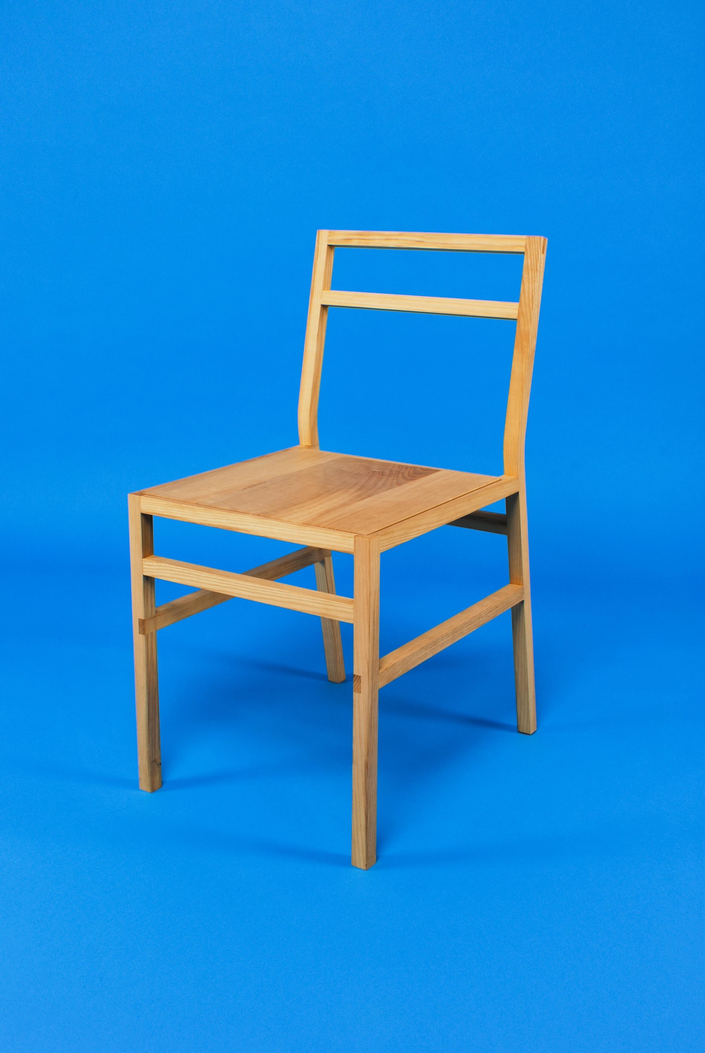 Chaise de salle à manger Organic Modern. Créé par Loose Fit et fabriqué à la main sur commande au Royaume-Uni. Disponible dans un choix de trois essences - chêne anglais, frêne ou London Plane.

Chaise de salle à manger en frêne simple. D'apparence