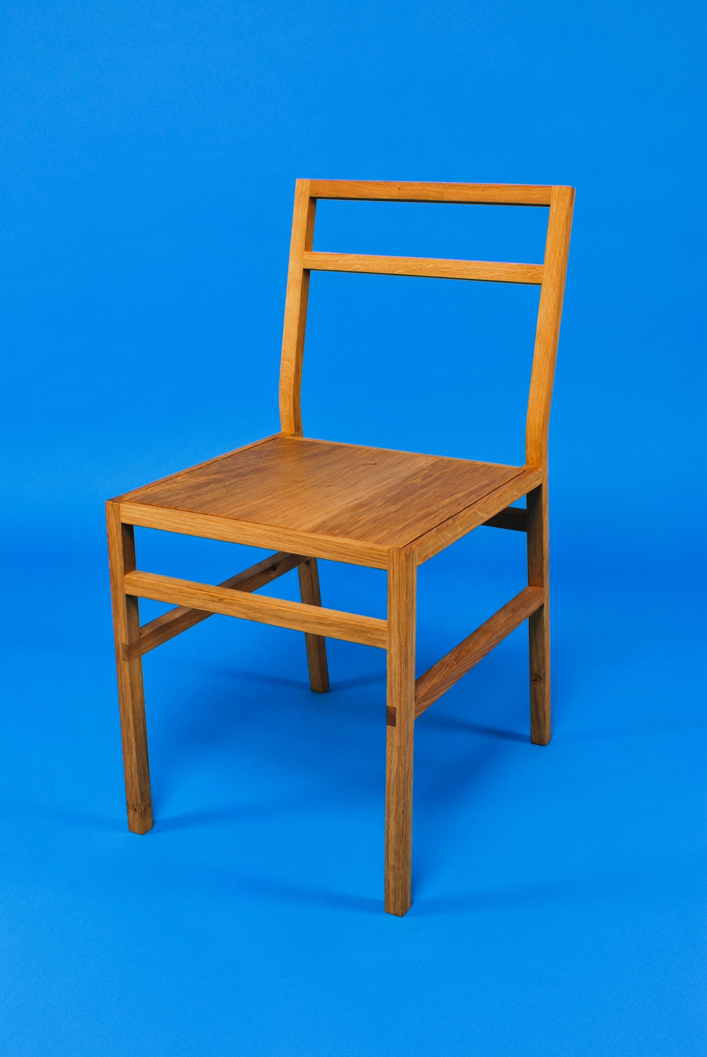 Minimalistischer Esszimmerstuhl. Kreiert von Loose Fit und handgefertigt auf Bestellung im Vereinigten Königreich. Erhältlich in drei verschiedenen Holzarten - Eiche, Esche oder London Plane.

Schlicht und zart im Aussehen, aber dennoch bequem und