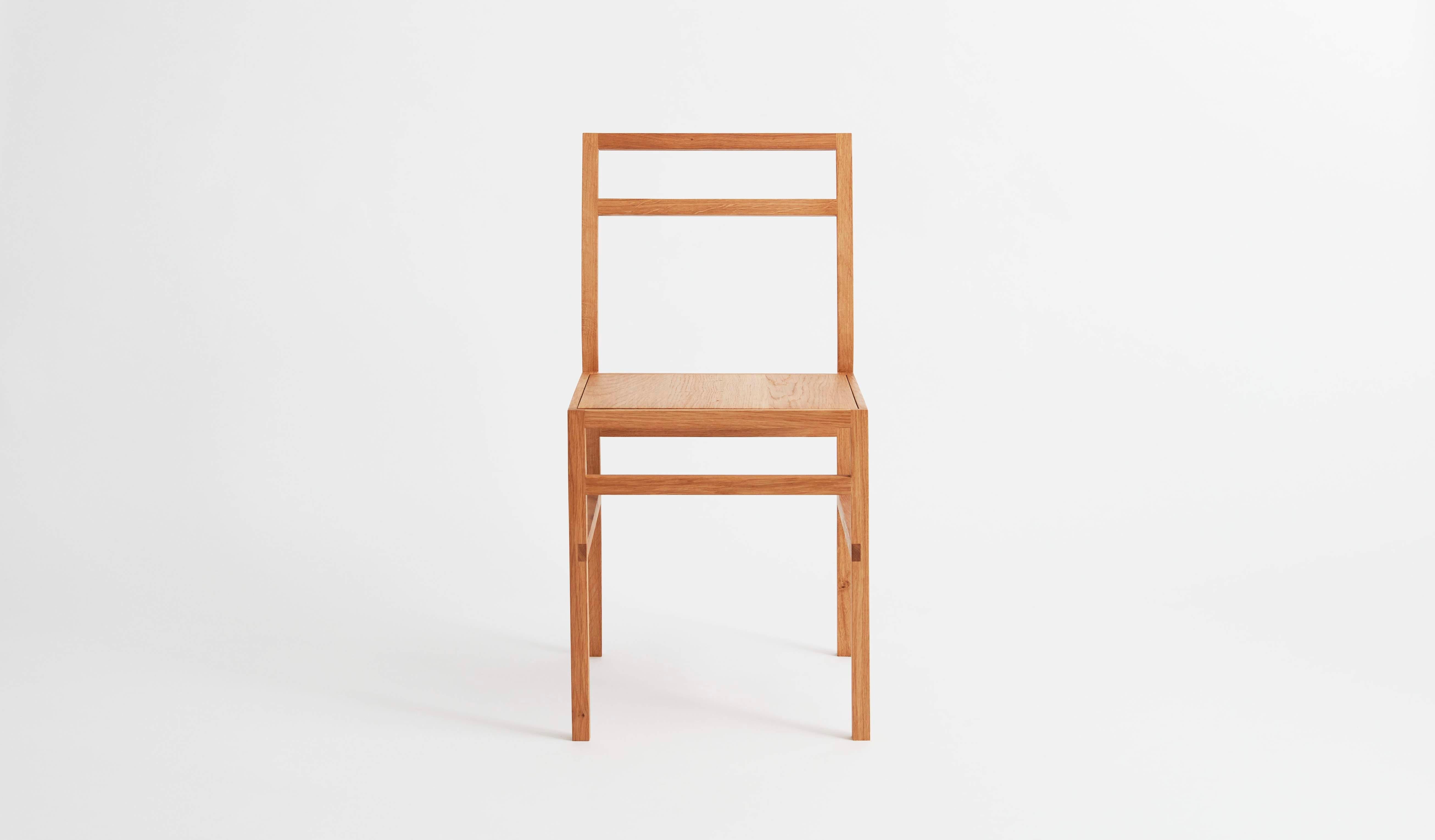Minimalistischer Esszimmerstuhl aus massiver Eiche von James Torble, Lose Fit Furniture, UK (21. Jahrhundert und zeitgenössisch) im Angebot