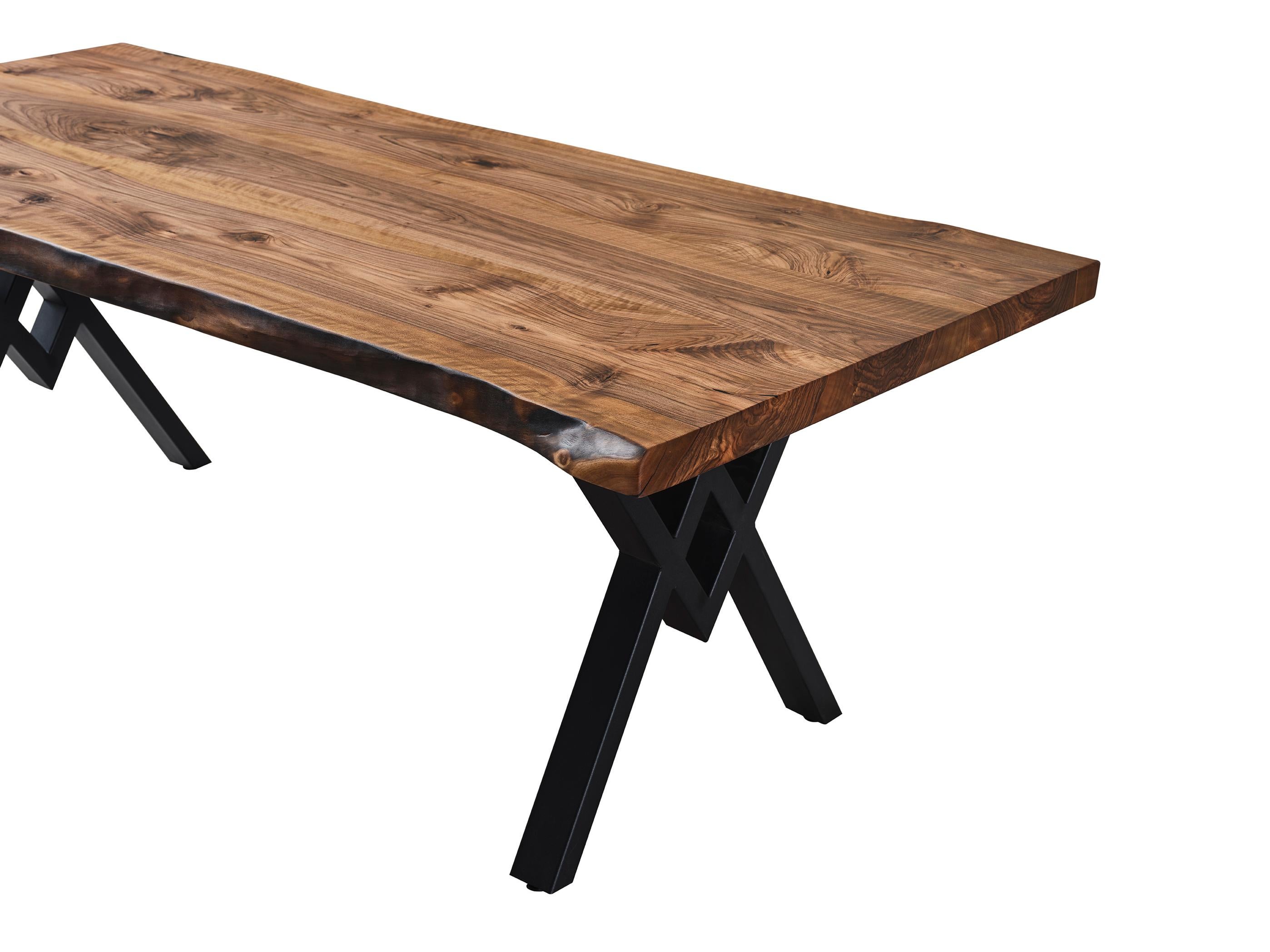 Esstisch mit naturfarbener Kante – Holz, maßgefertigter, handgefertigter Tisch – Schwarzes Nussbaumholz, Naturholz (Geschweißt) im Angebot