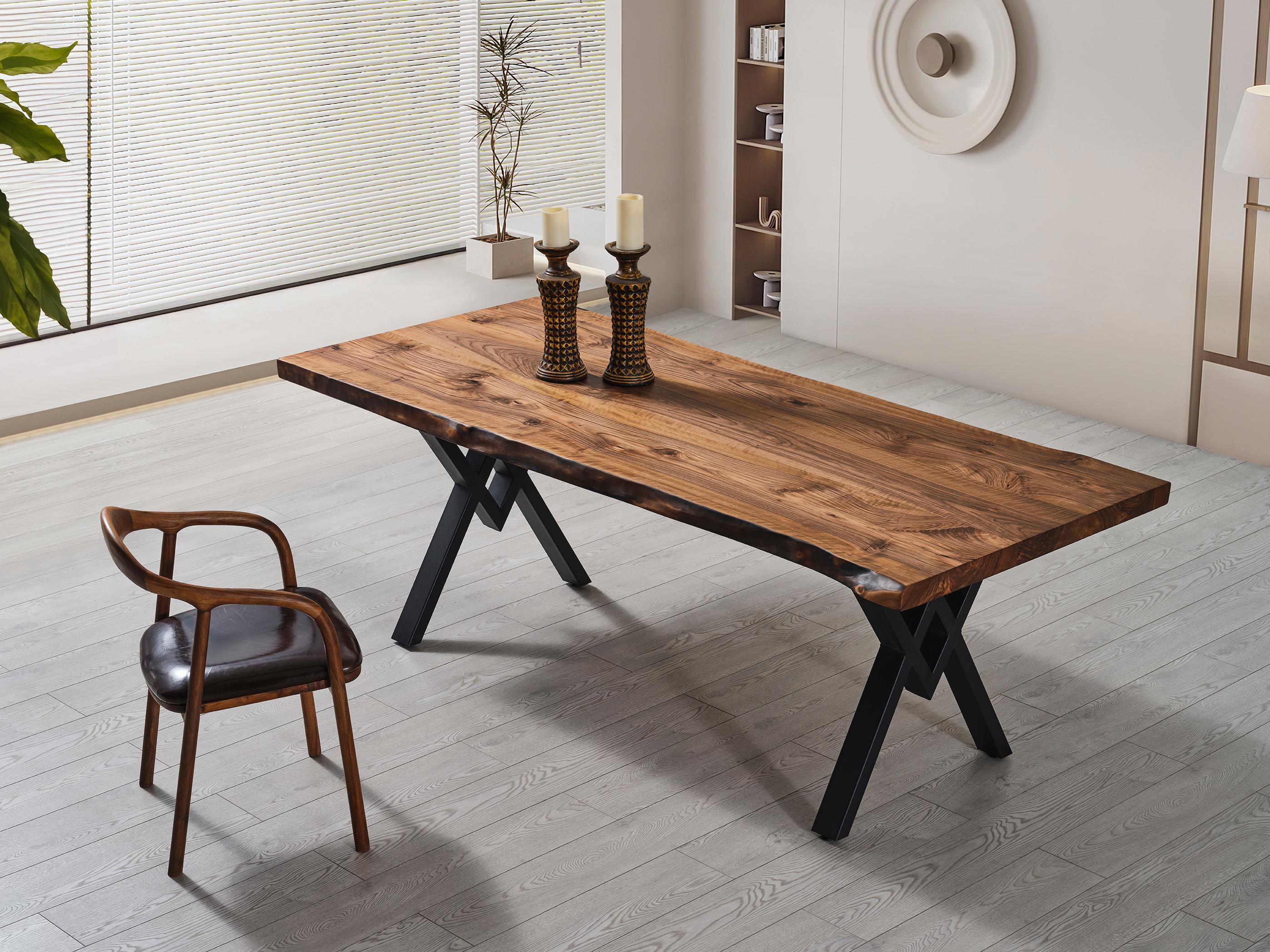 Esstisch mit naturfarbener Kante – Holz, maßgefertigter, handgefertigter Tisch – Schwarzes Nussbaumholz, Naturholz (21. Jahrhundert und zeitgenössisch) im Angebot