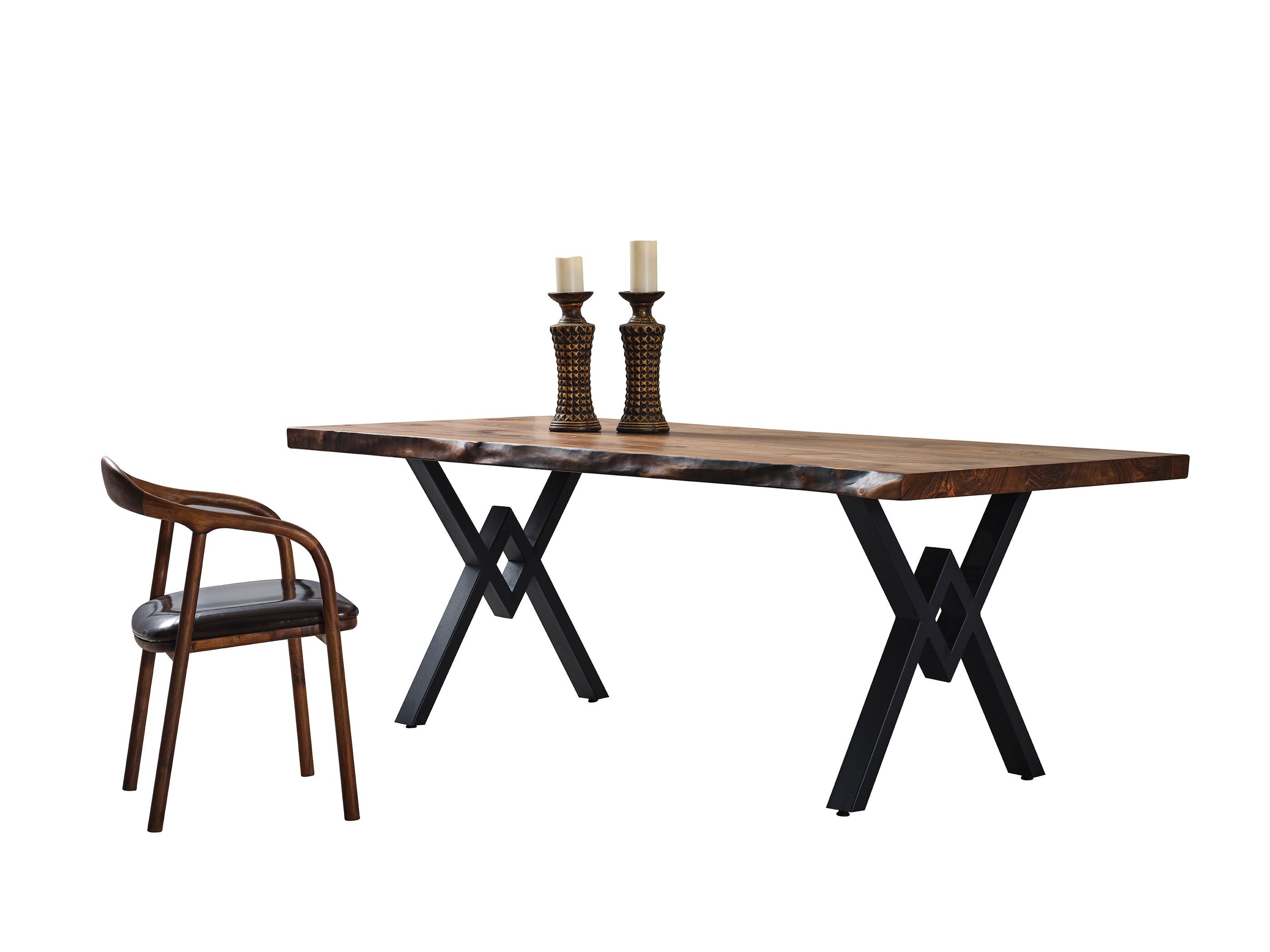 Esstisch mit naturfarbener Kante – Holz, maßgefertigter, handgefertigter Tisch – Schwarzes Nussbaumholz, Naturholz (Epoxidharz) im Angebot