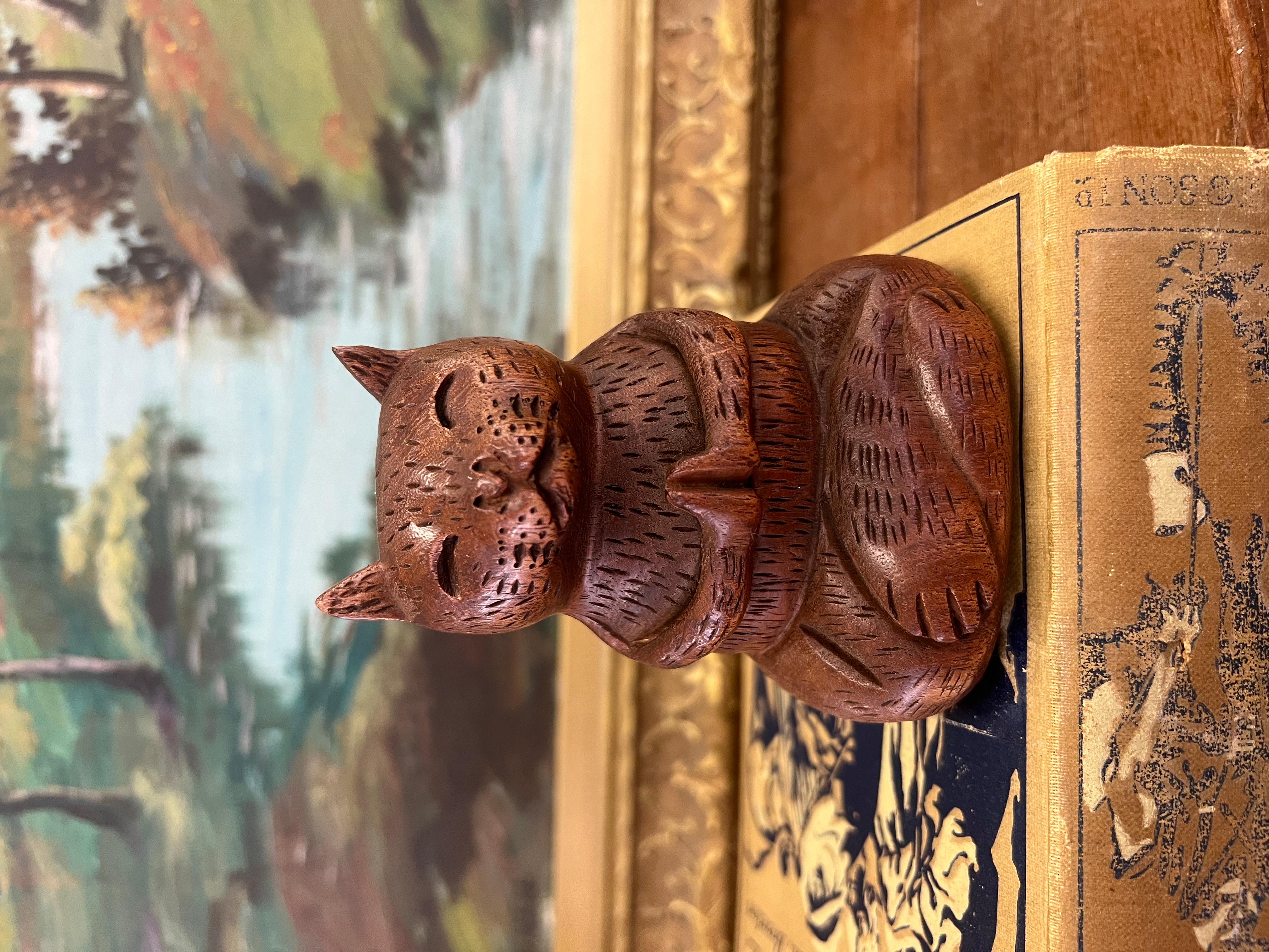  Hand-Carved Solid wood Cat in Yoga pose. Has intricate details as pictured.

Dimensions. 3”W ; 2”D ; 4”H

 