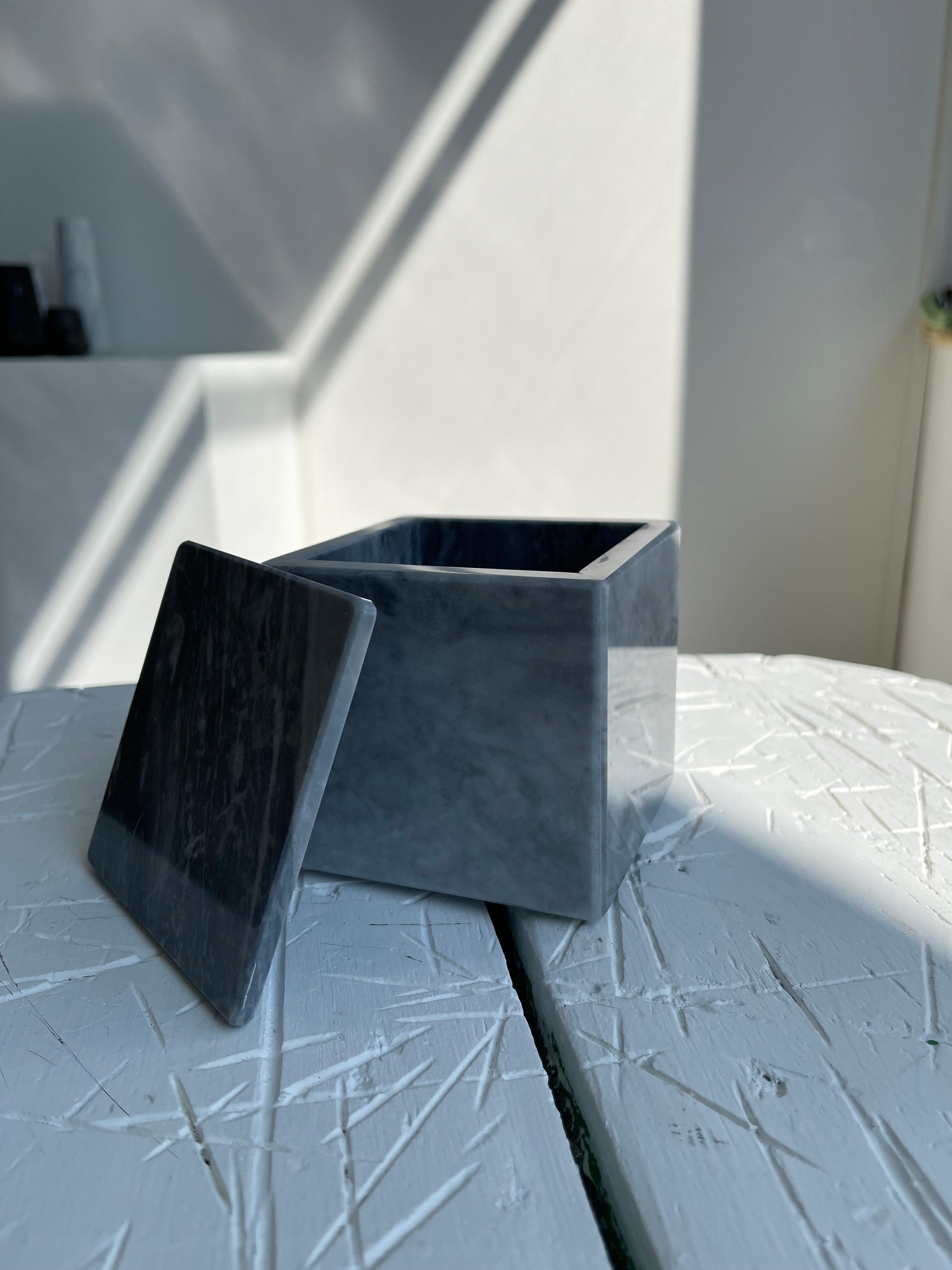 Handgefertigte, quadratische Bardiglio-Marmorschatulle in Grau mit Deckel im Zustand „Neu“ im Angebot in Carrara, IT