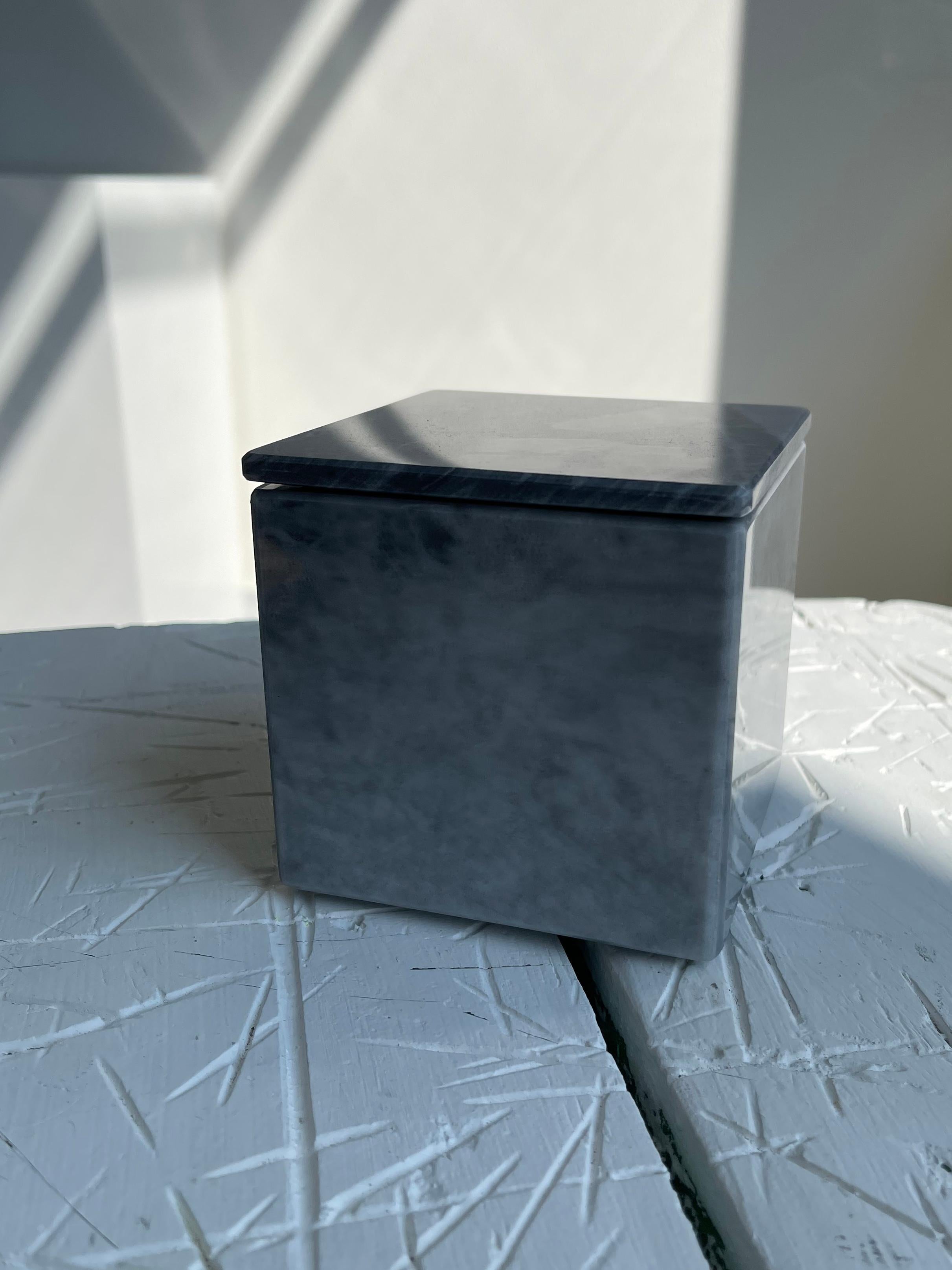 Handgefertigte, quadratische Bardiglio-Marmorschatulle in Grau mit Deckel (21. Jahrhundert und zeitgenössisch) im Angebot