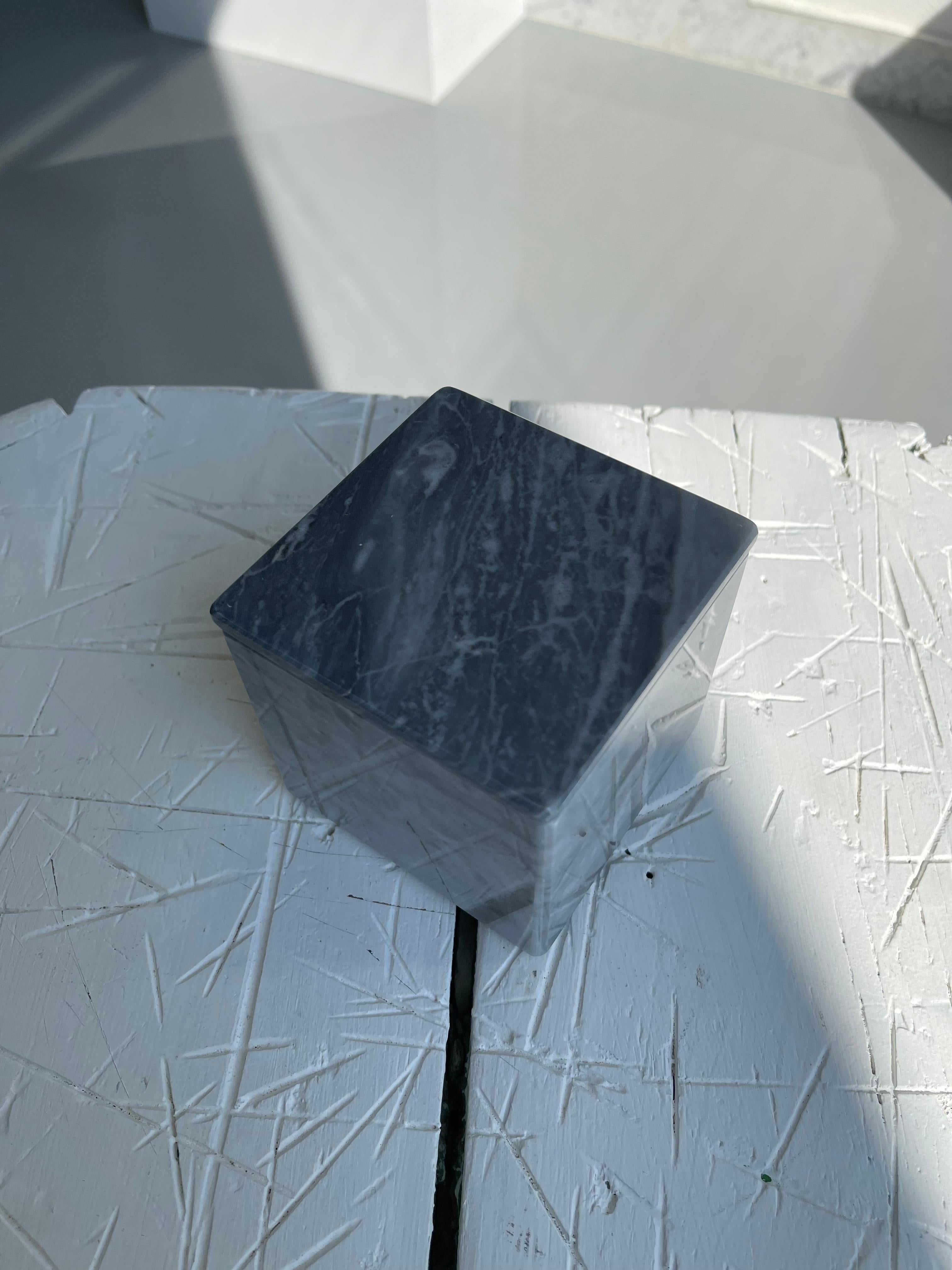 Handgefertigte, quadratische Bardiglio-Marmorschatulle in Grau mit Deckel im Angebot 1