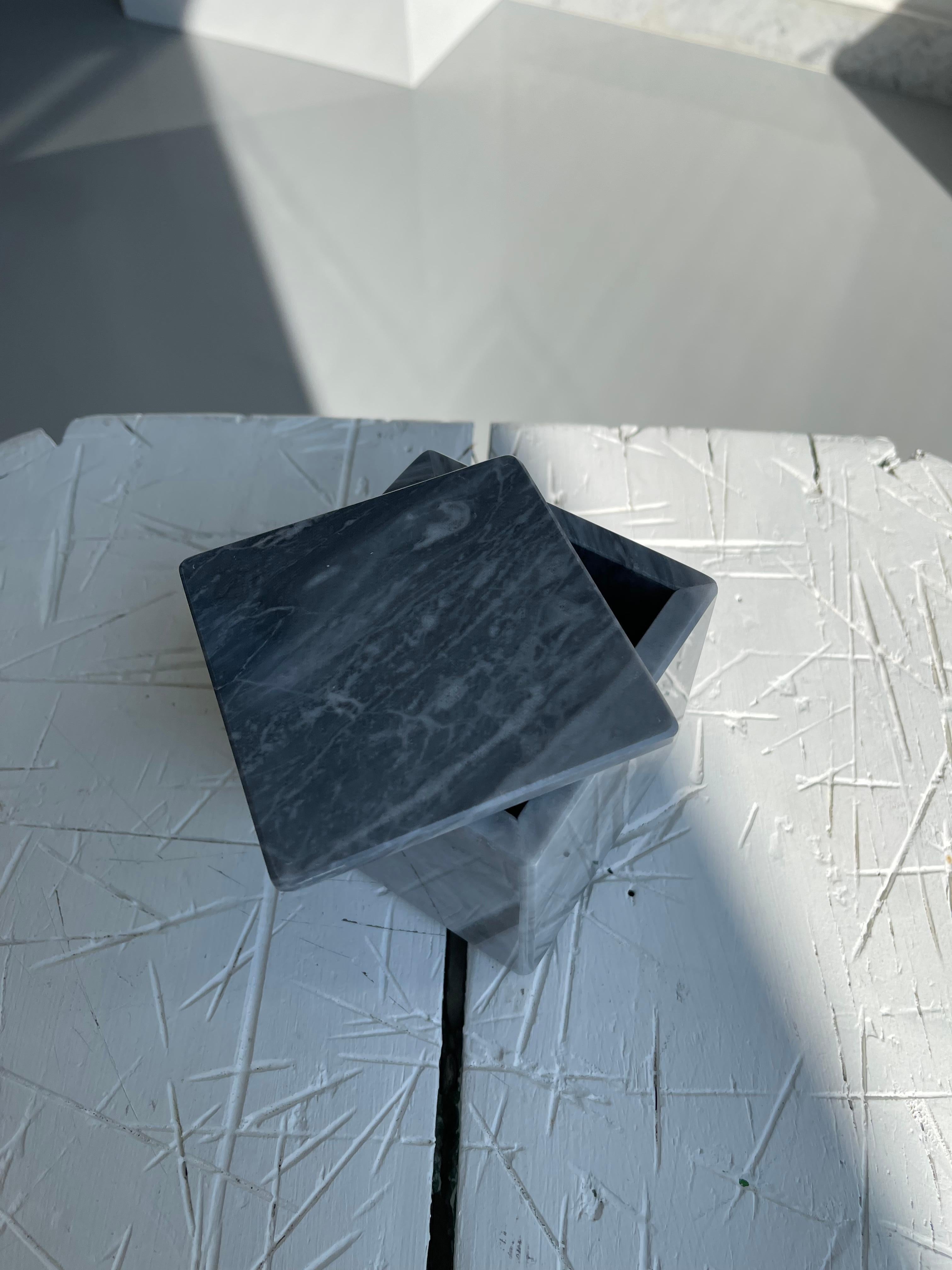 Handgefertigte, quadratische Bardiglio-Marmorschatulle in Grau mit Deckel im Angebot 2